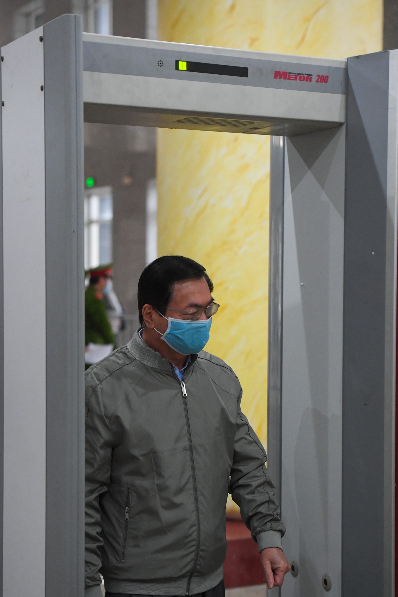 cuu bo truong Vu Huy Hoang ra toa anh 2