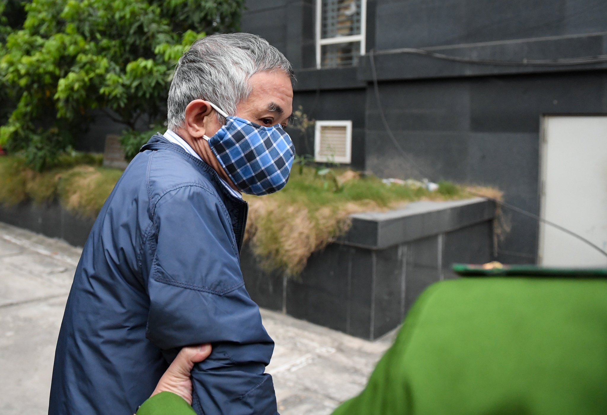 cuu bo truong Vu Huy Hoang ra toa anh 4