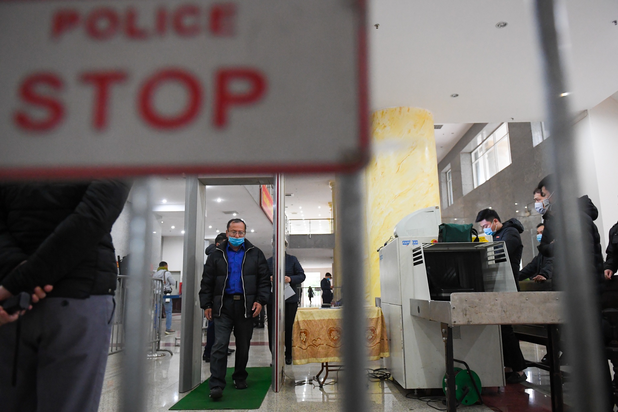 cuu bo truong Vu Huy Hoang ra toa anh 6