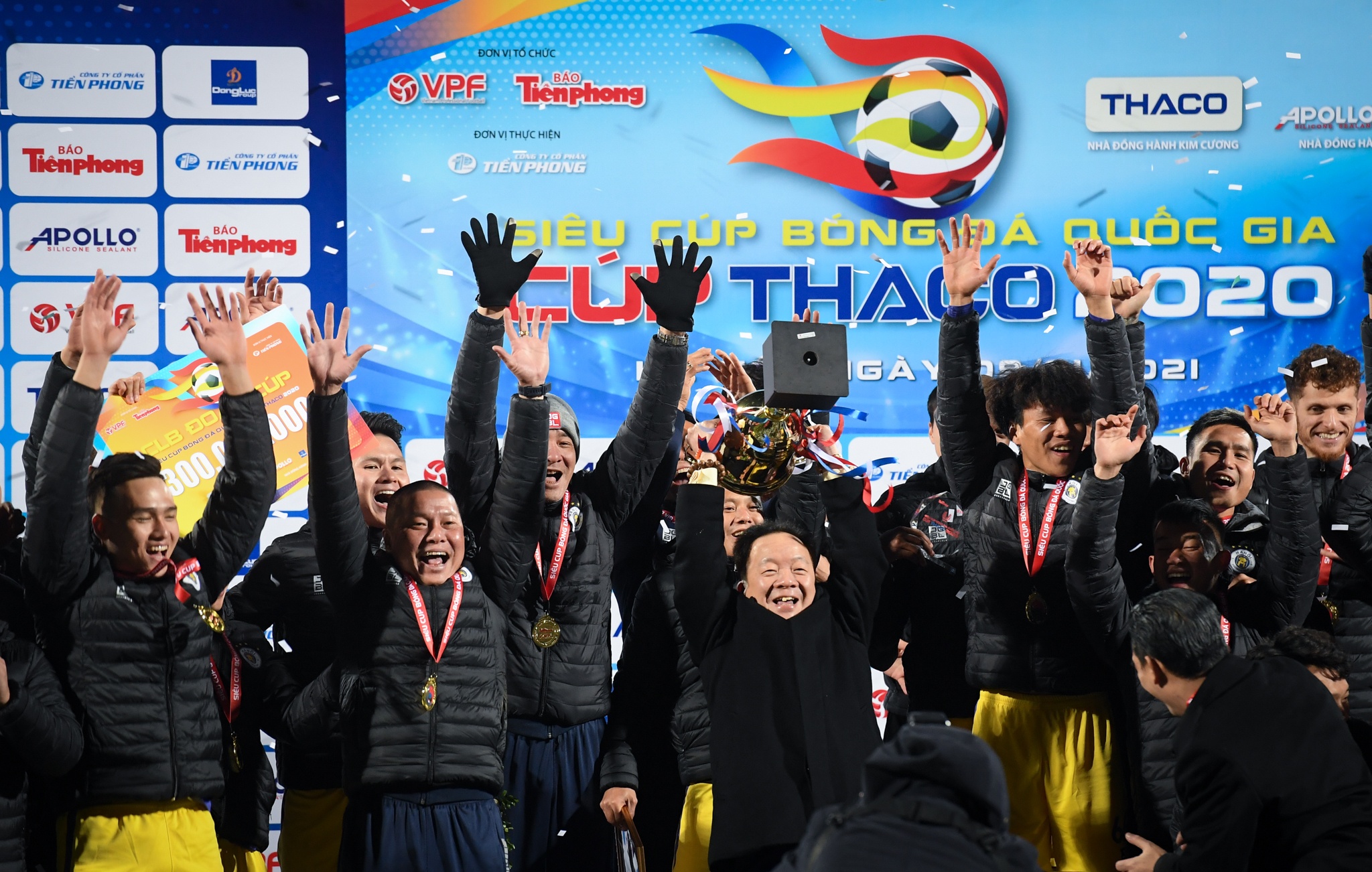 vo chong Bui Tien Dung anh 6