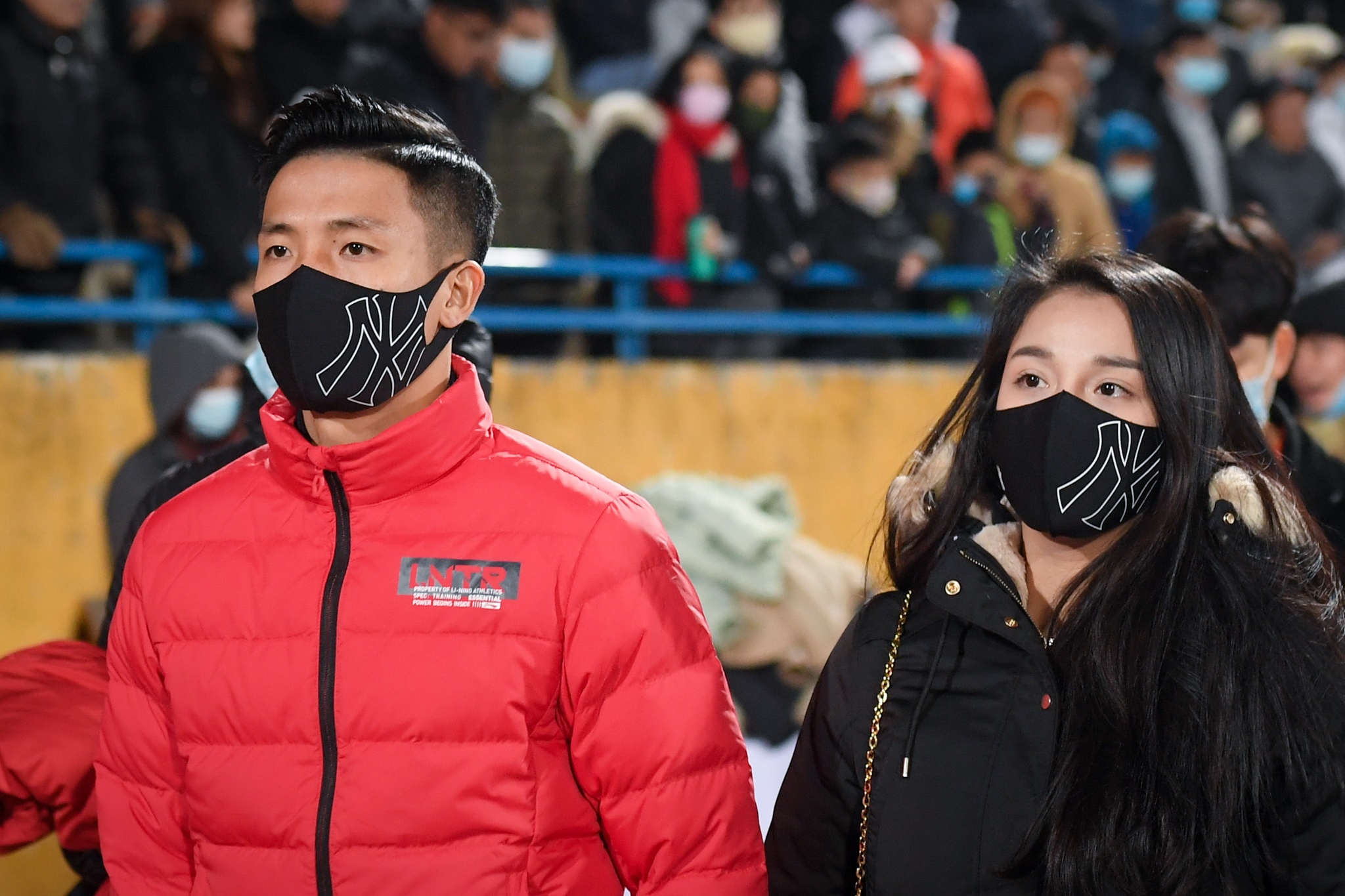 Vo chong Bui Tien Dung den san co vu CLB Viettel hinh anh