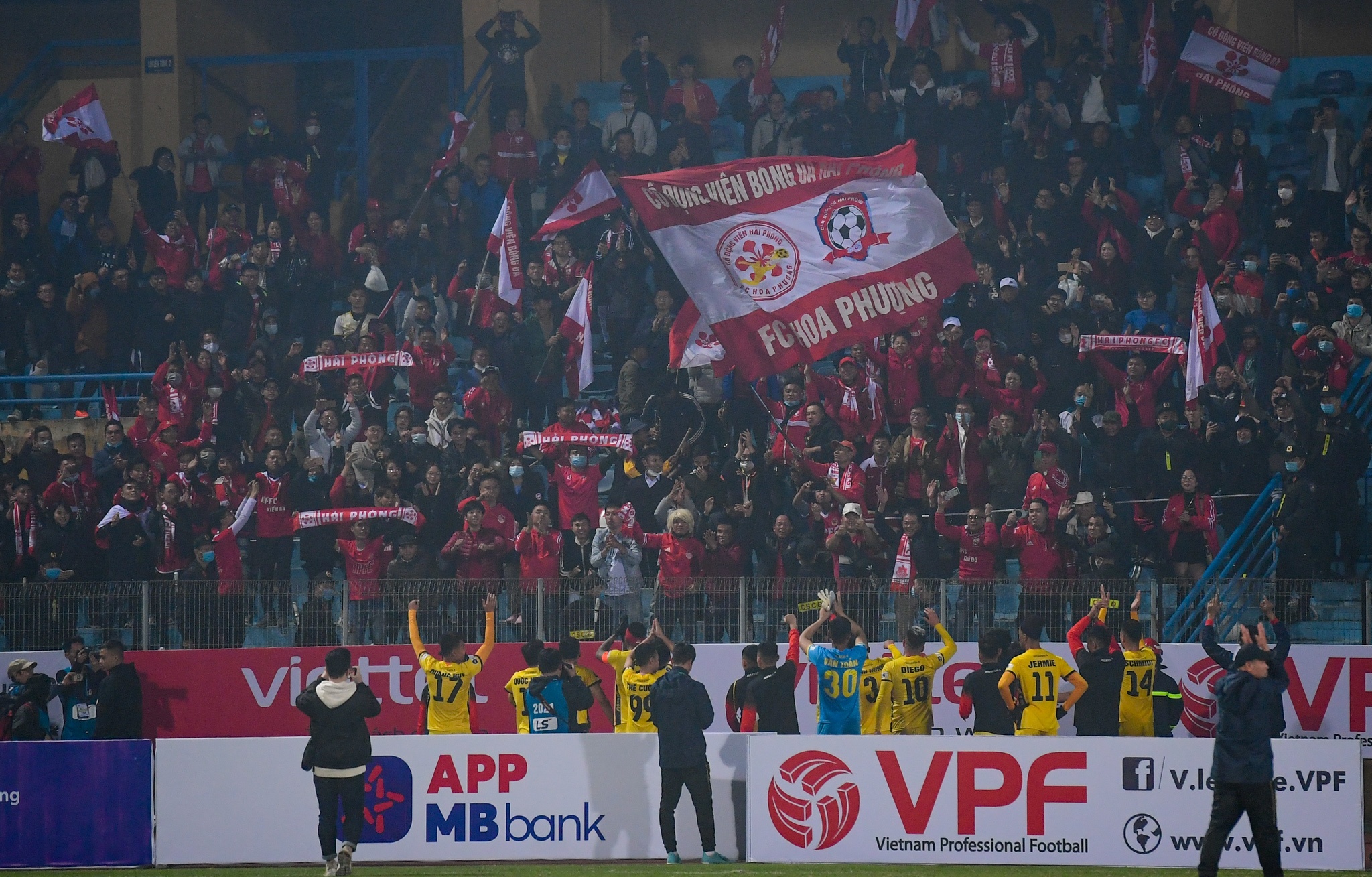 cau thu Hai Phong an mung anh 3