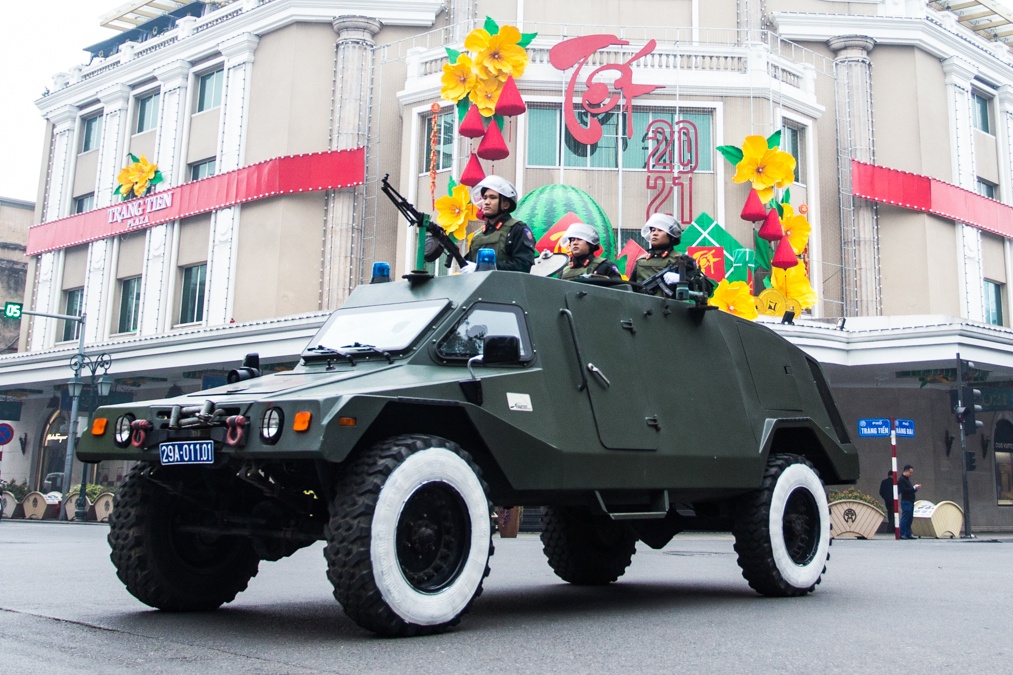 Cong an ra quan bao ve Dai hoi Dang XIII hinh anh