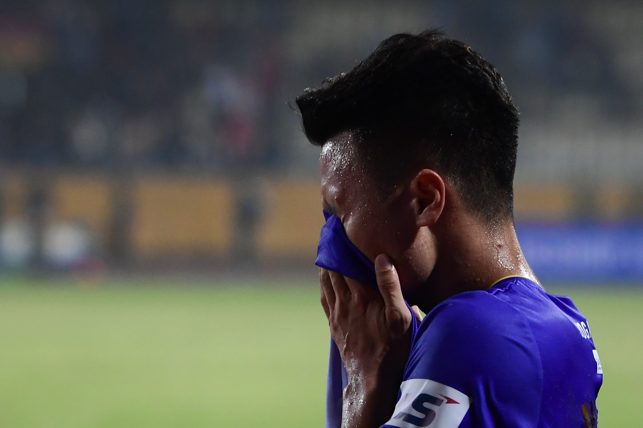 Quang Hai bi nhay vot qua dau anh 10