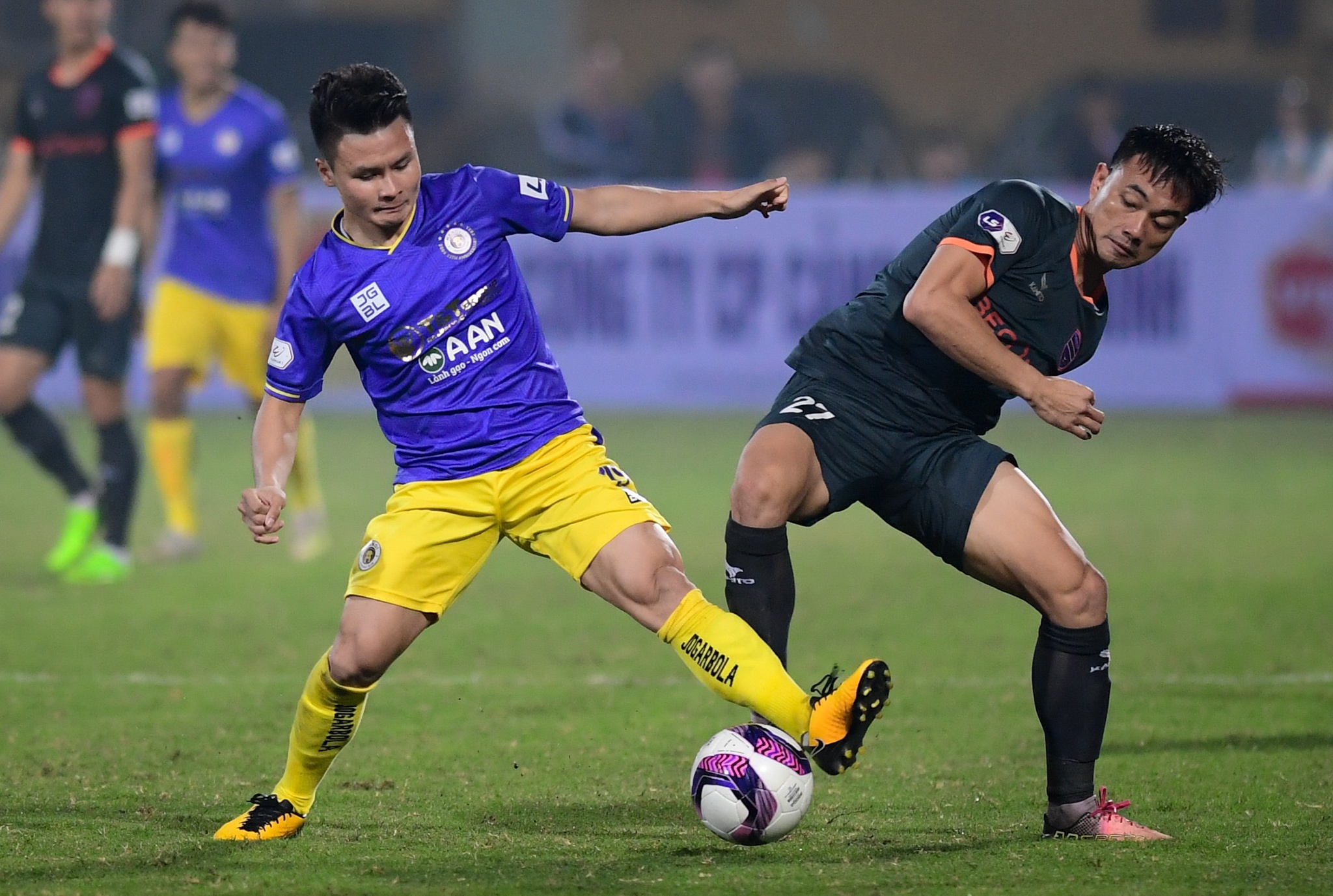 Quang Hai bi nhay vot qua dau anh 1