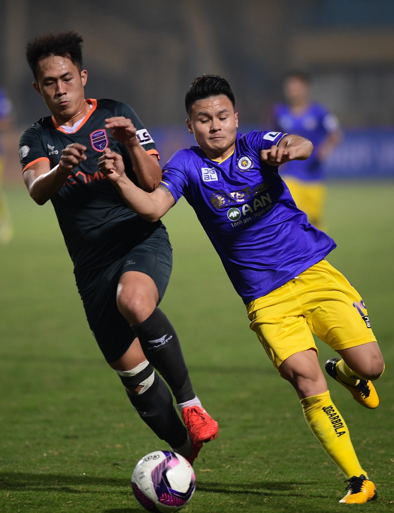 Quang Hai bi nhay vot qua dau anh 2