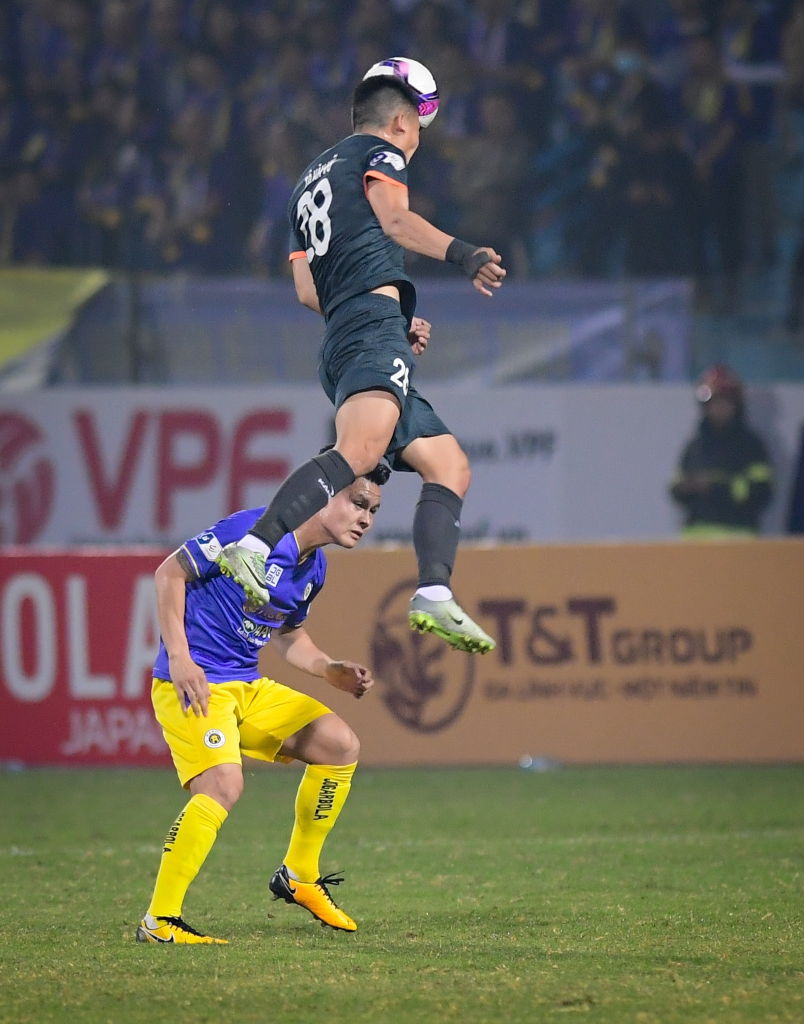 Quang Hai bi nhay vot qua dau anh 3