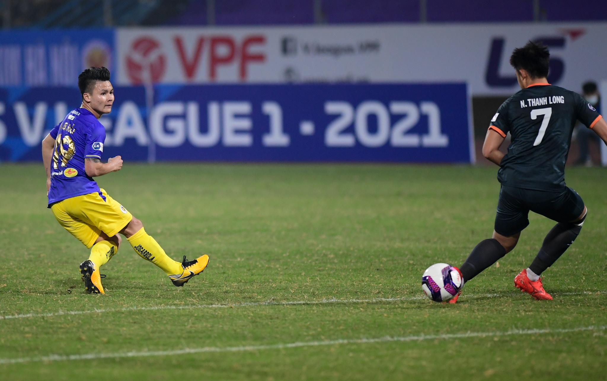 Quang Hai bi nhay vot qua dau anh 5