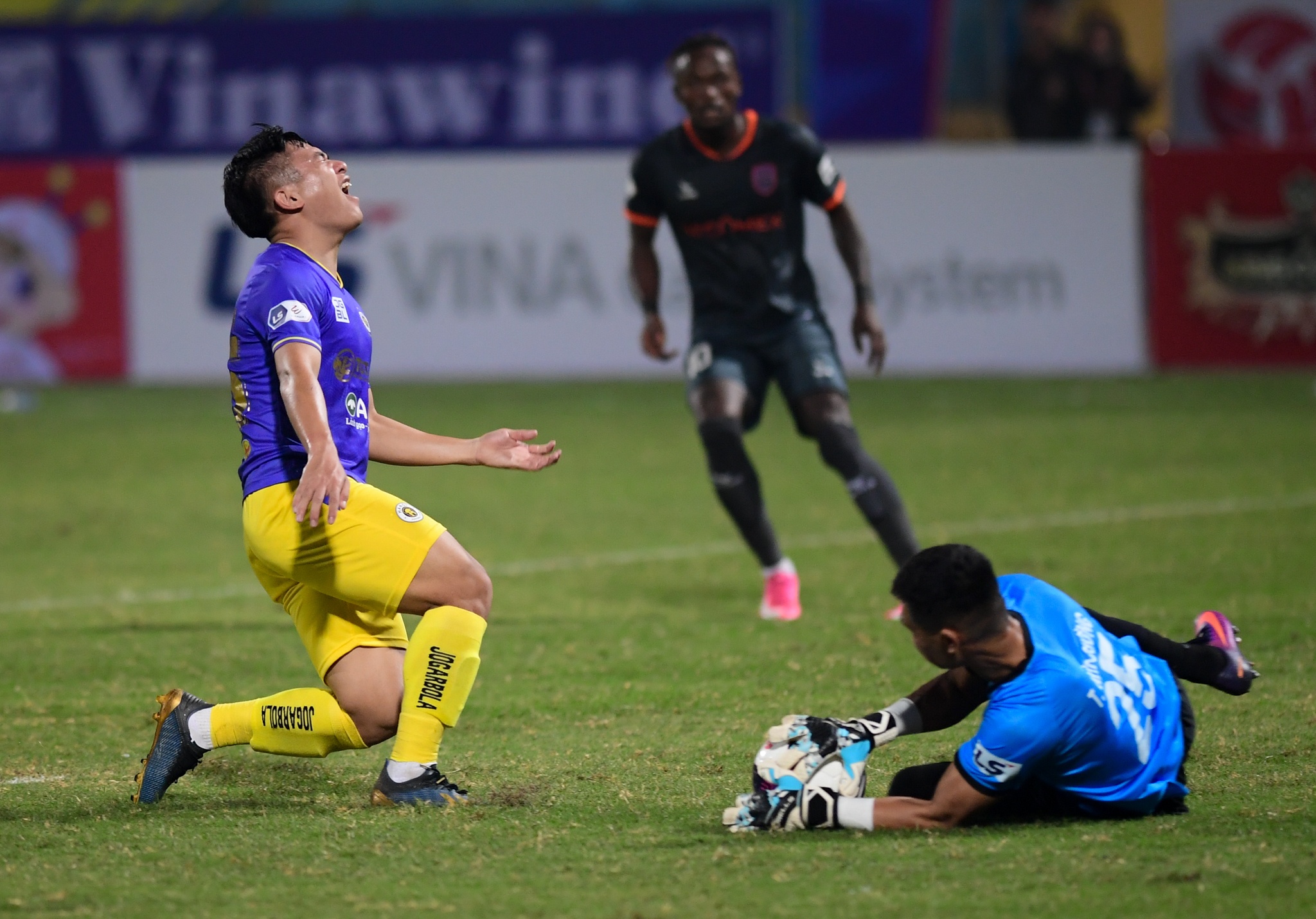 Quang Hai bi nhay vot qua dau anh 6