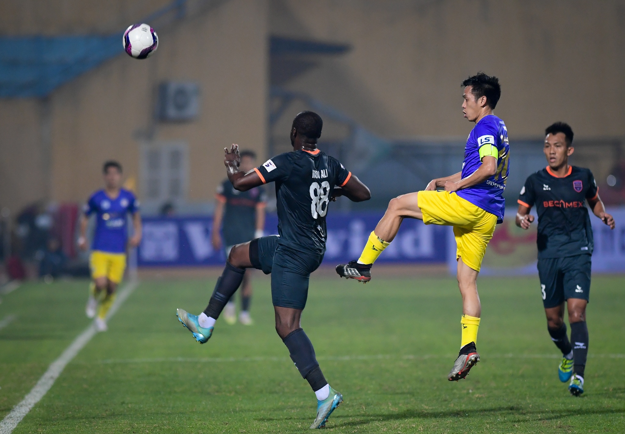 Quang Hai bi nhay vot qua dau anh 7