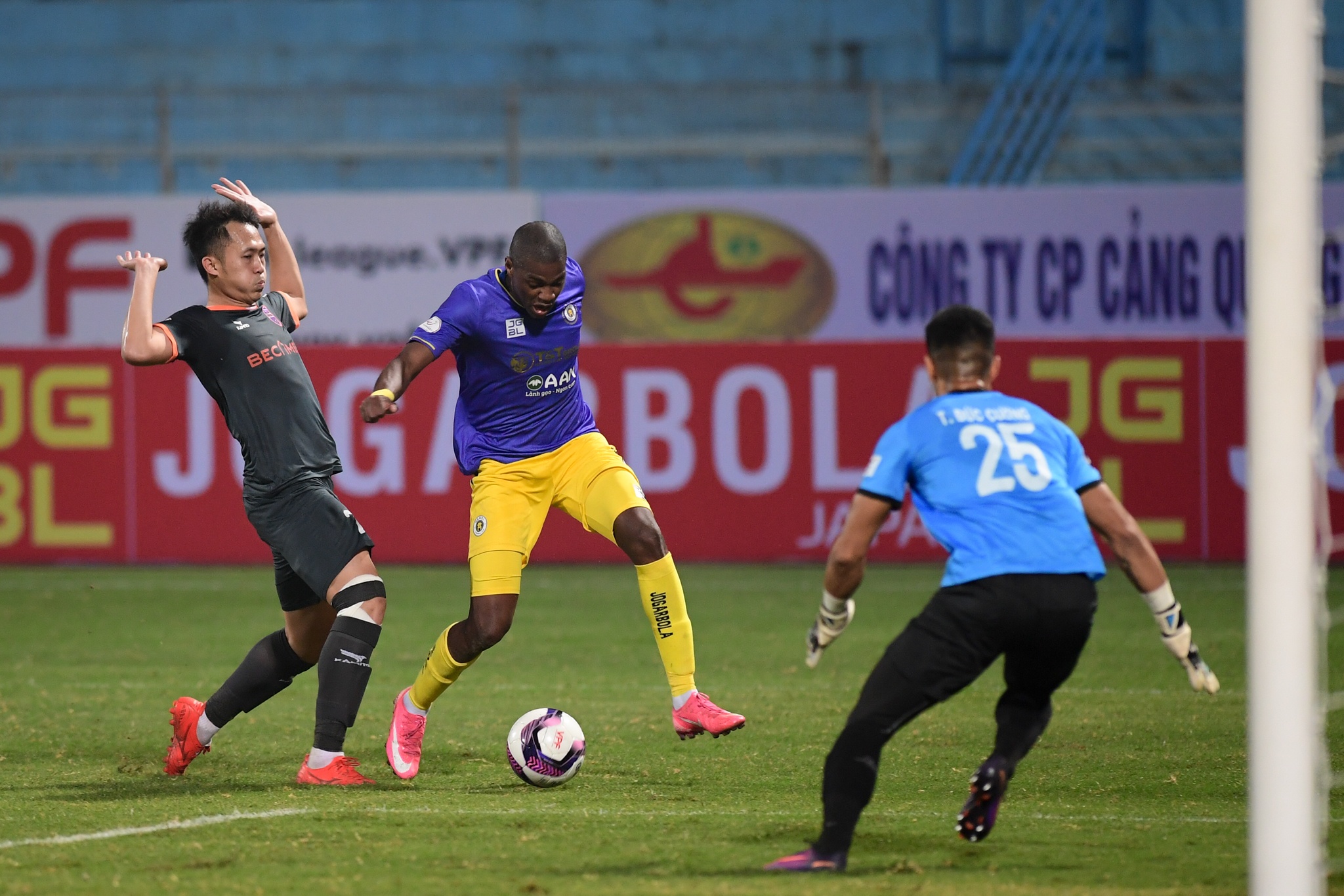 Quang Hai bi nhay vot qua dau anh 8