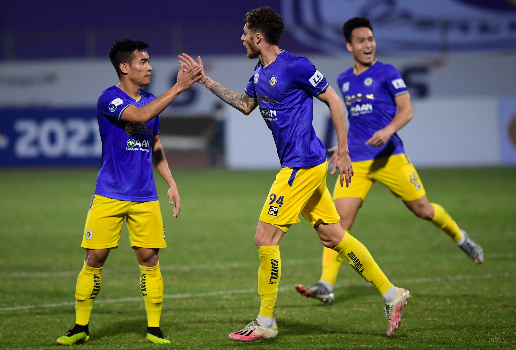 Quang Hai bi nhay vot qua dau anh 9