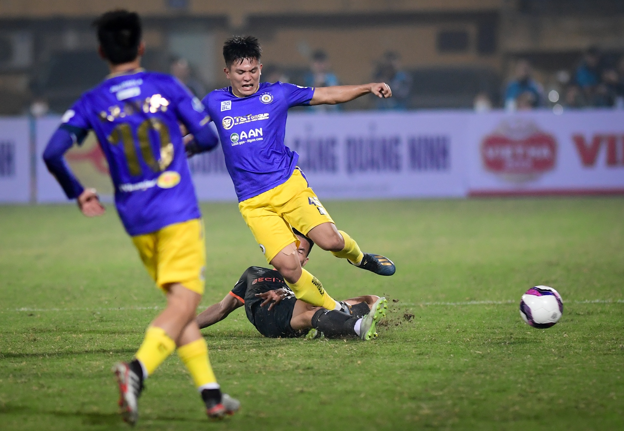 cau thu nam lun cua CLB Ha Noi anh 7