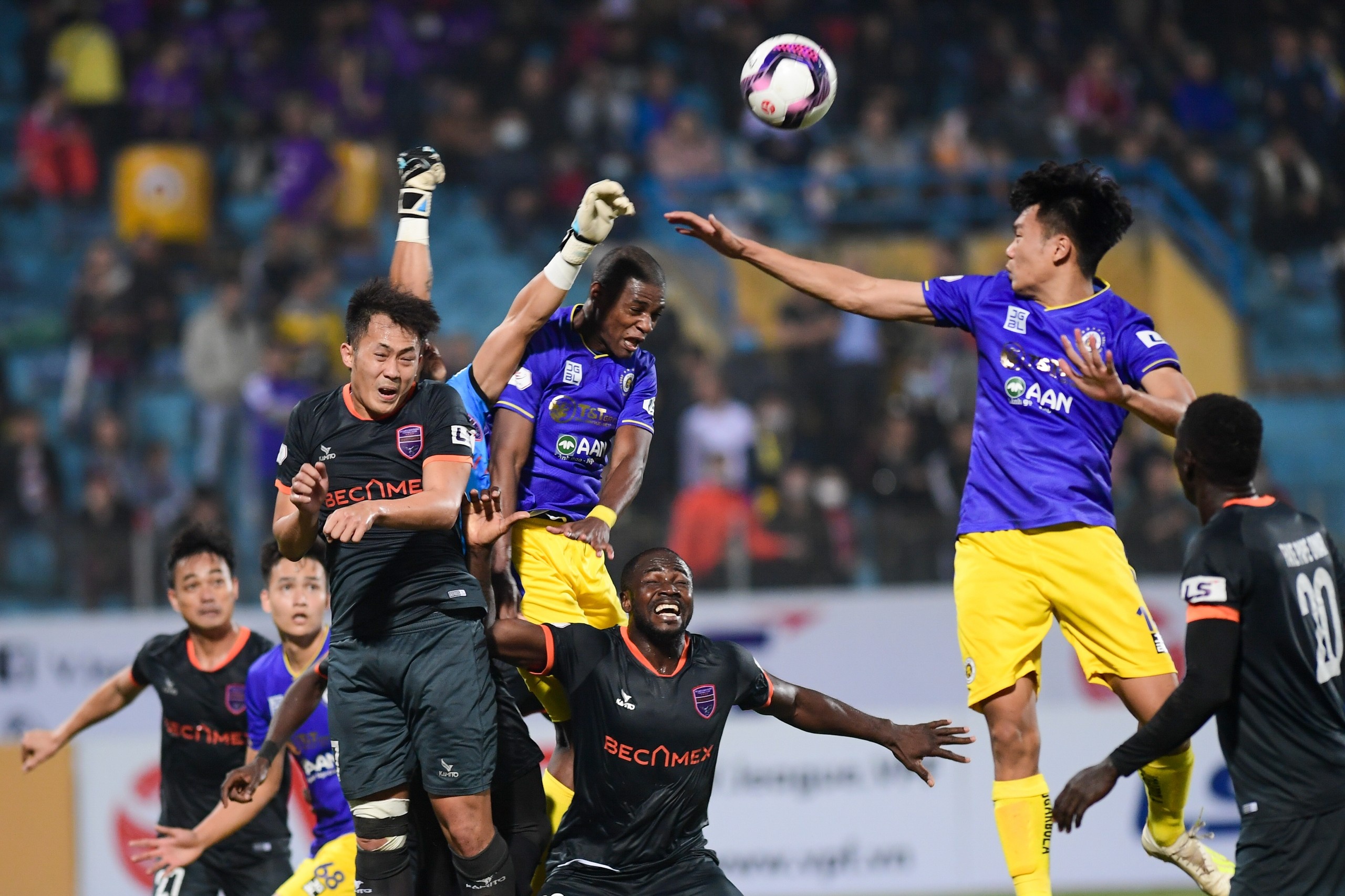 cau thu nam lun cua CLB Ha Noi anh 8