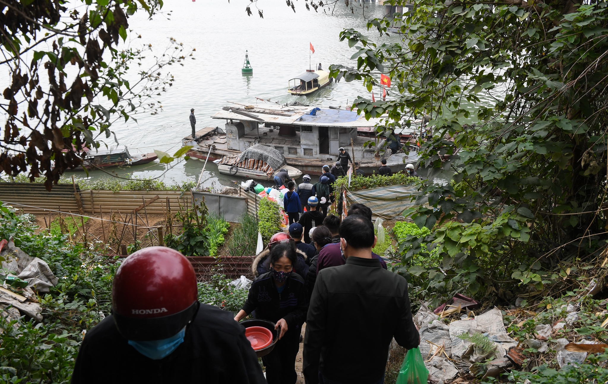 khong deo khau trang di tha ca chep anh 1