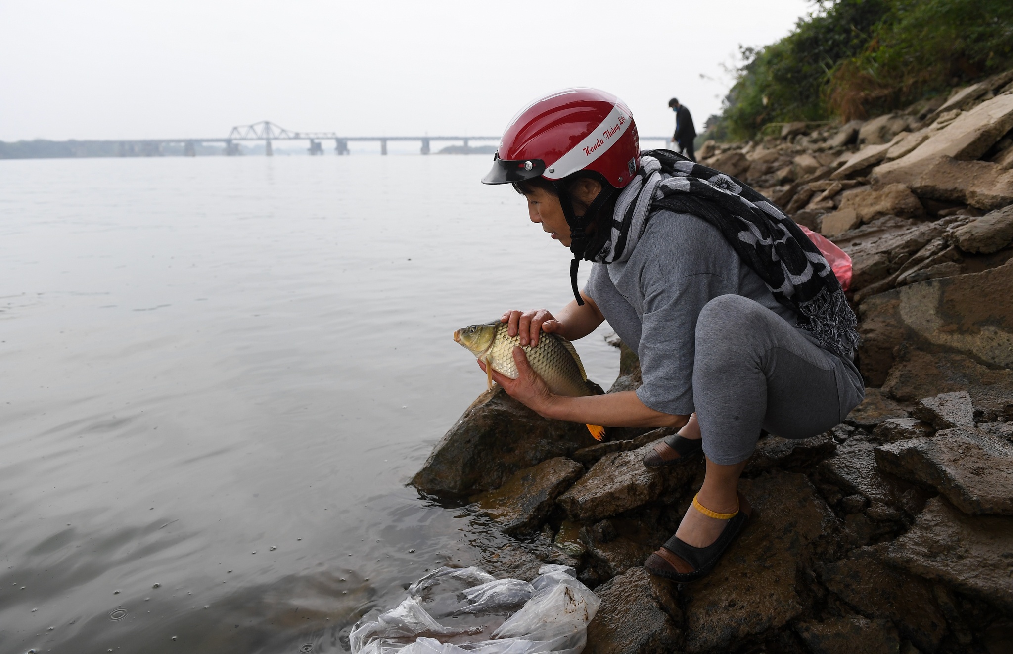 khong deo khau trang di tha ca chep anh 3