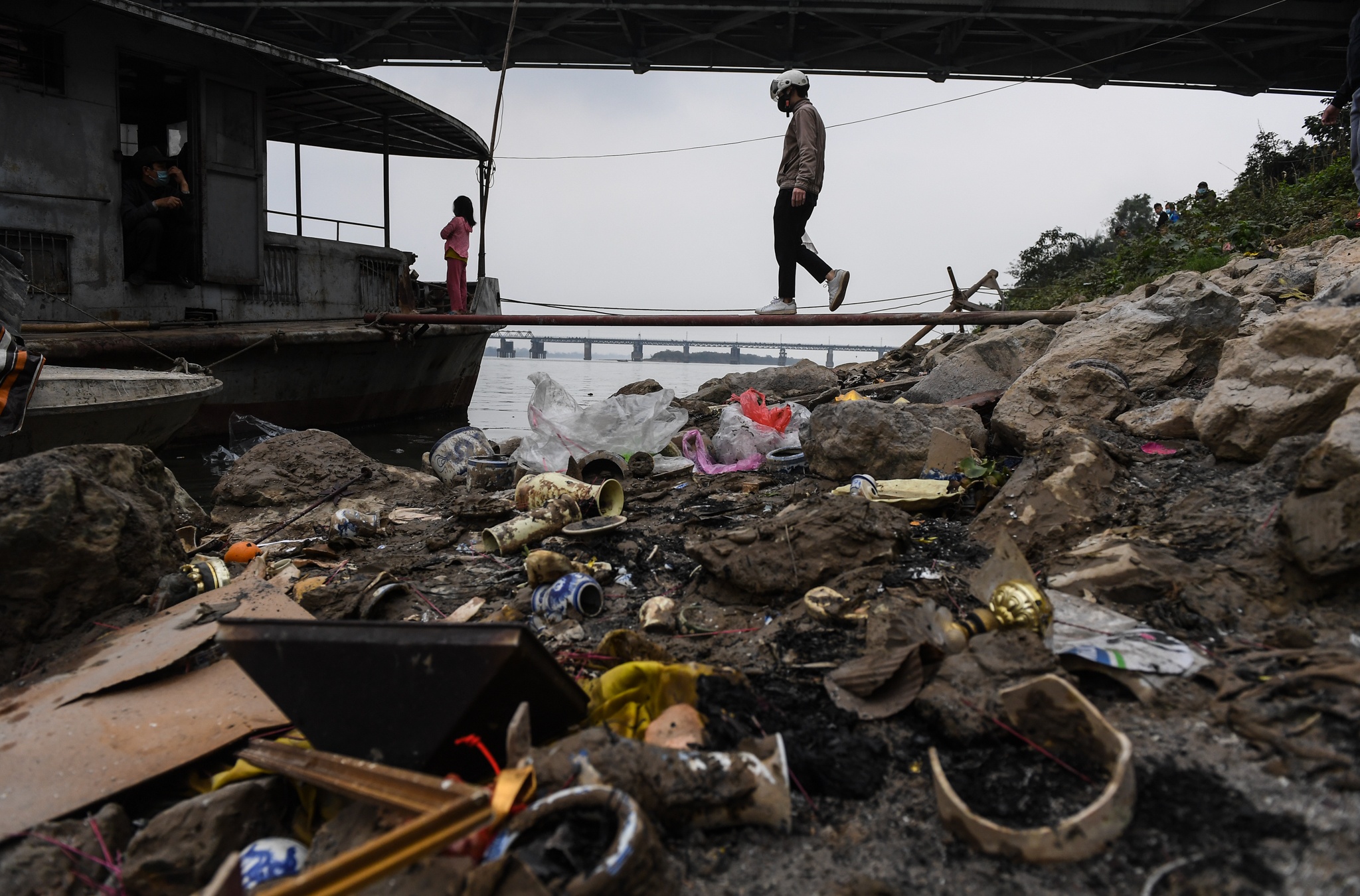khong deo khau trang di tha ca chep anh 6