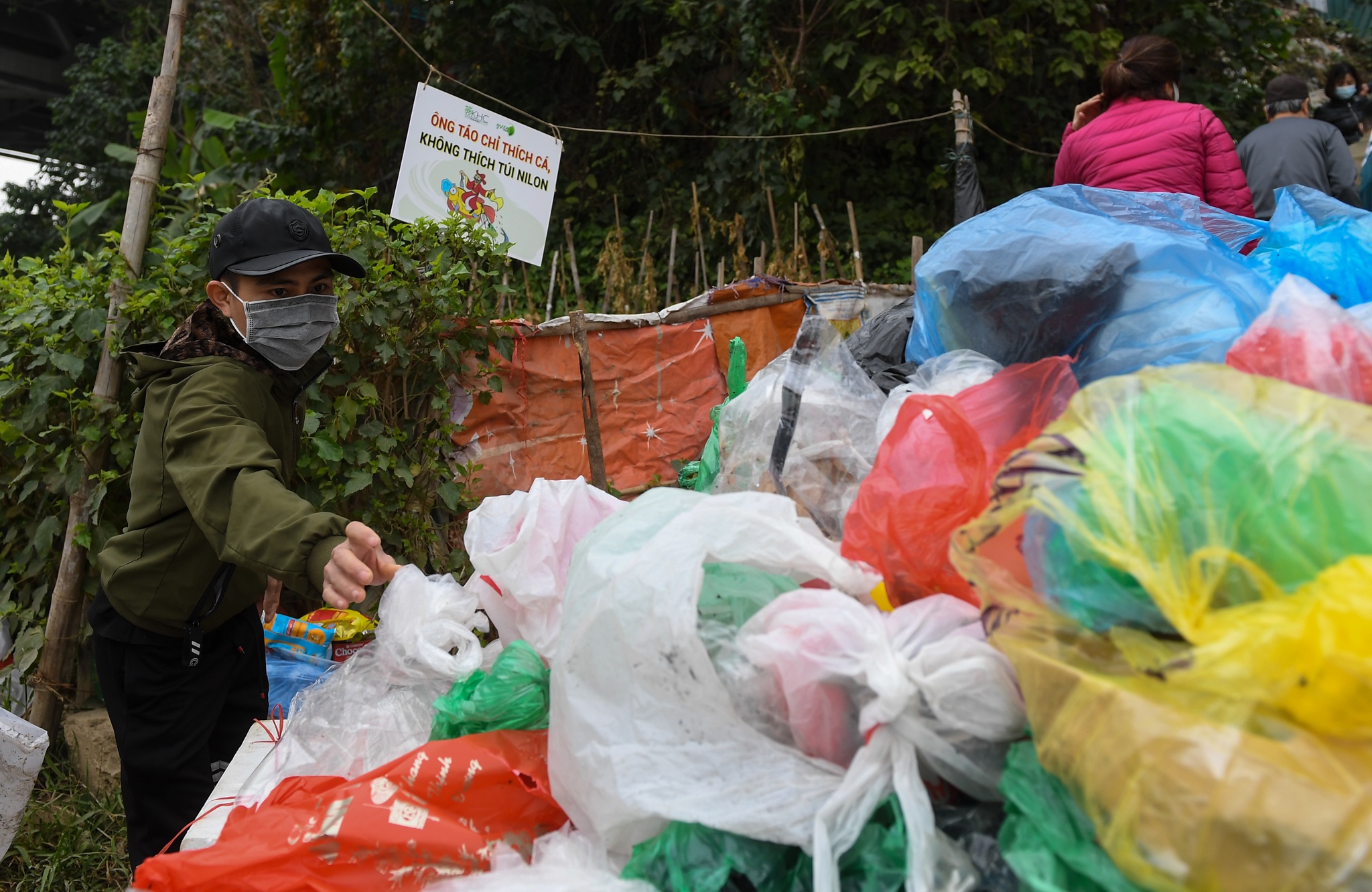 khong deo khau trang di tha ca chep anh 7