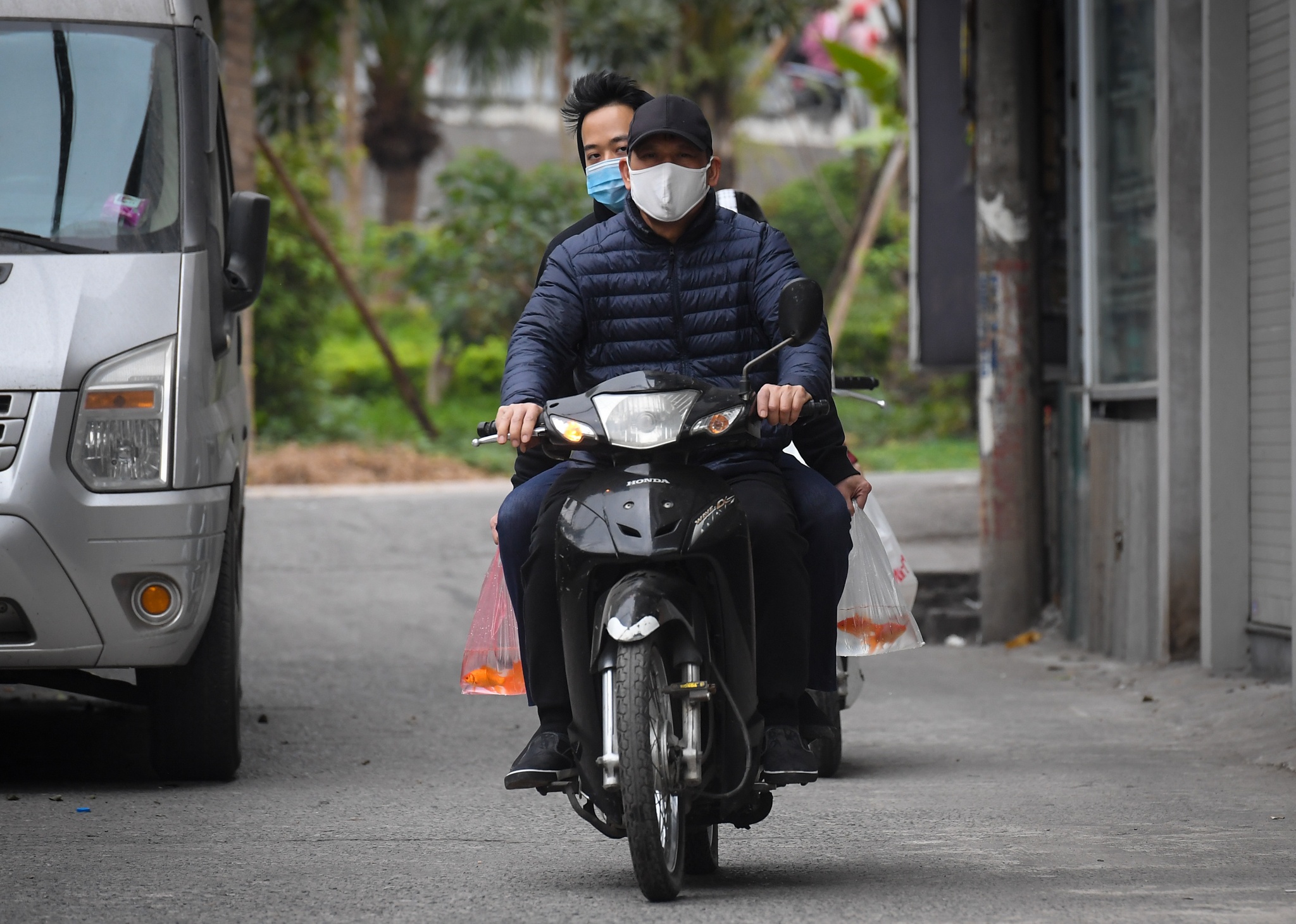 khong deo khau trang di tha ca chep anh 8