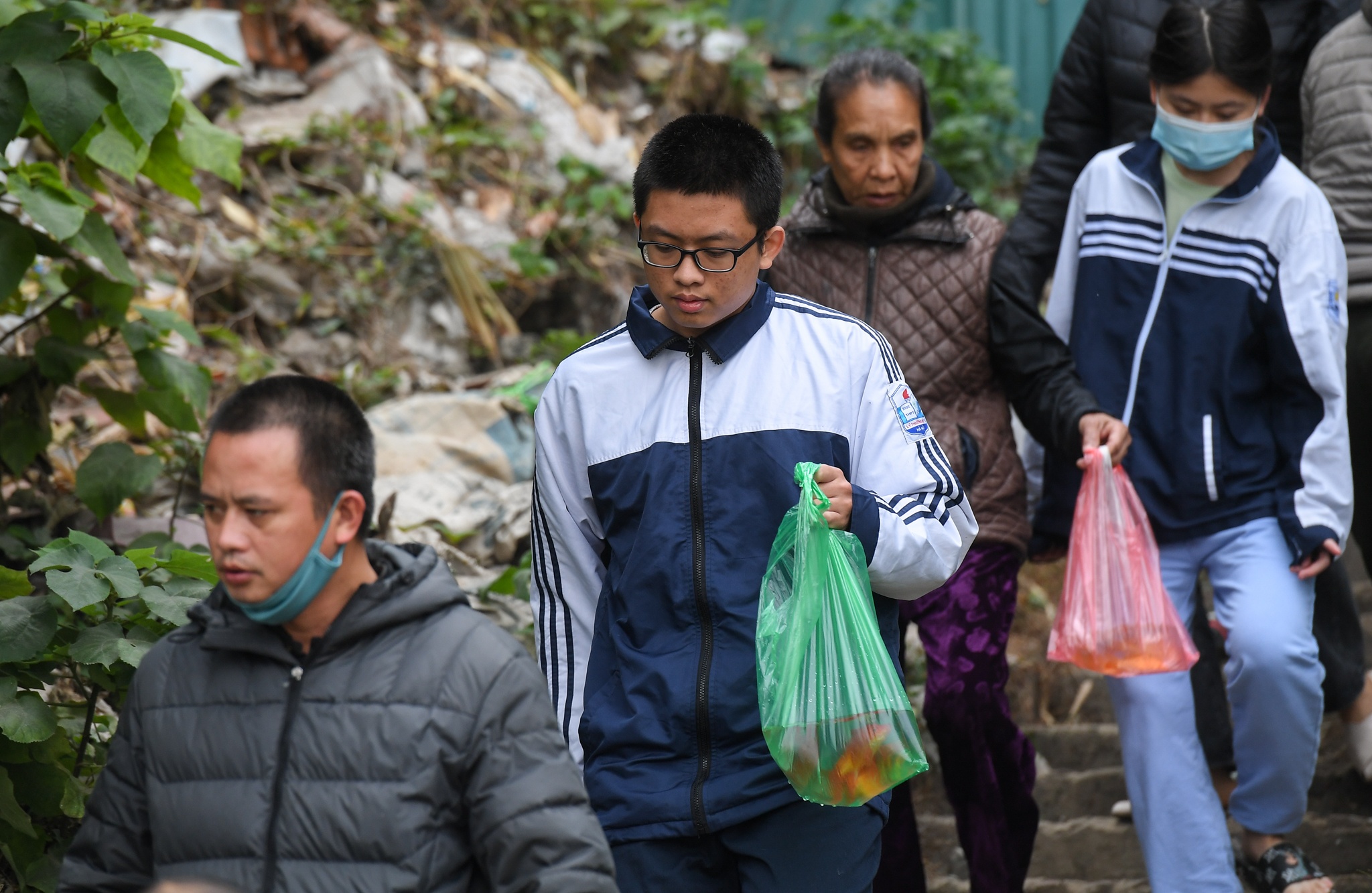 'Quen' deo khau trang, xa rac khi tha ca chep hinh anh