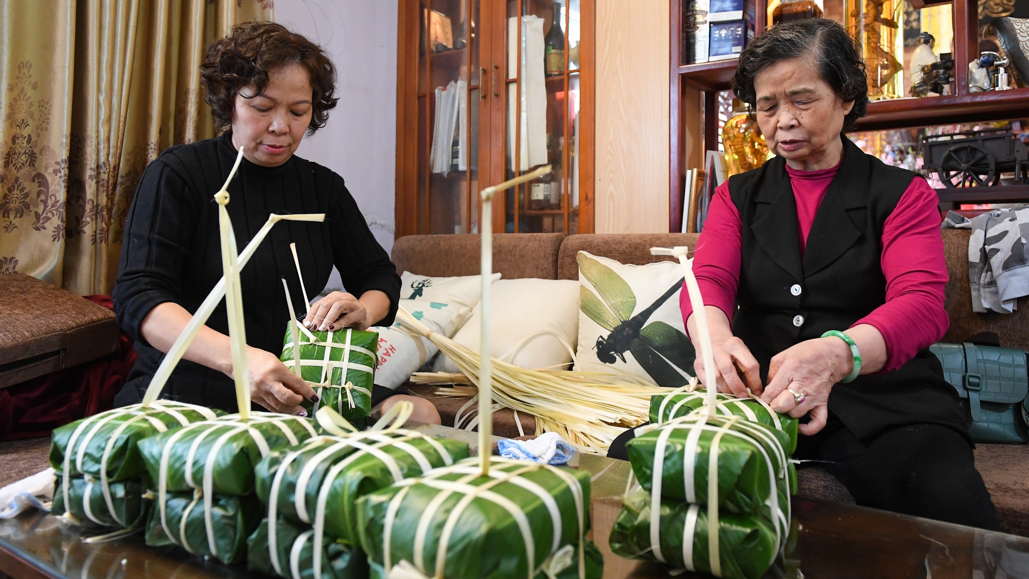 65 người gói bánh chưng ảnh 18 65 nguoi goi banh chung anh 18