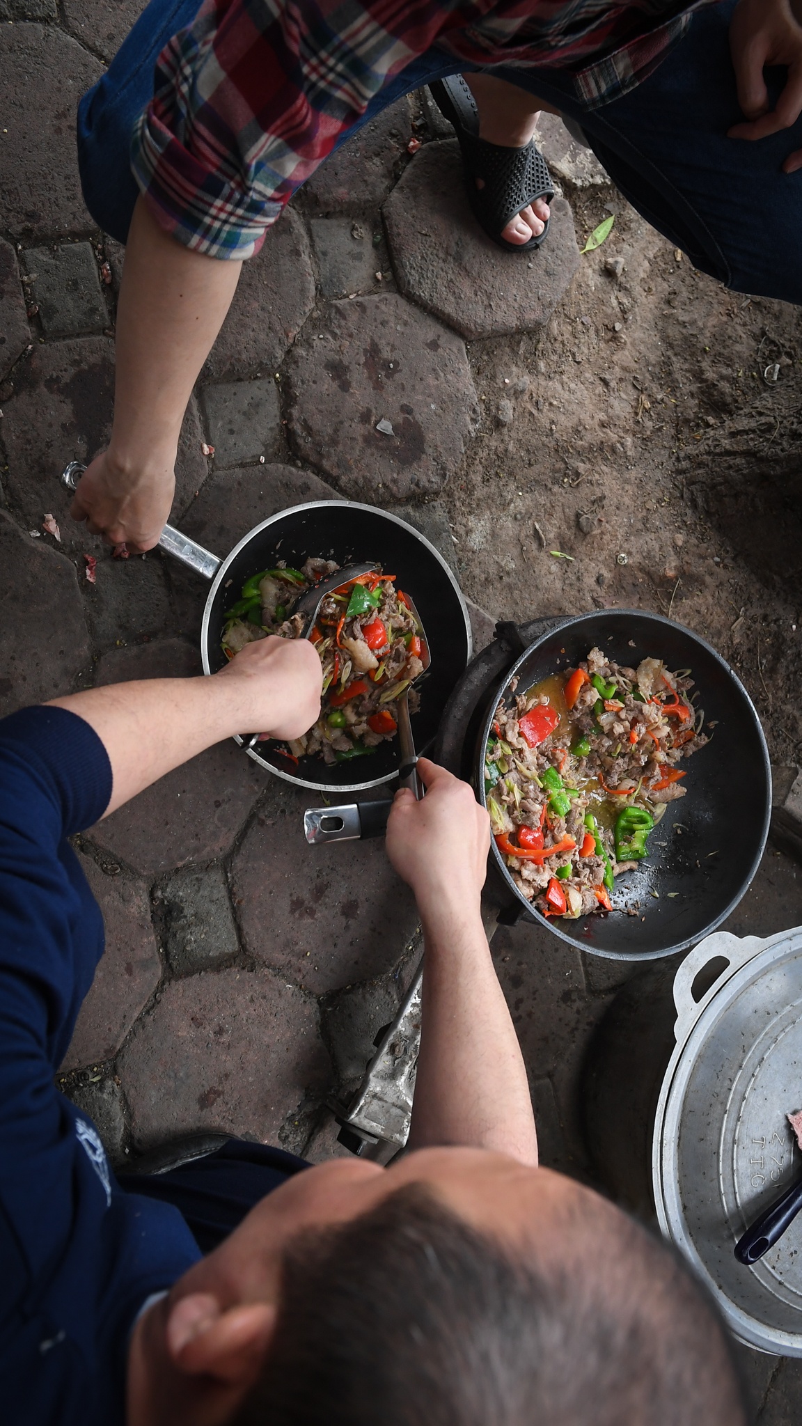 65 người gói bánh chưng ảnh 22 65 nguoi goi banh chung anh 22