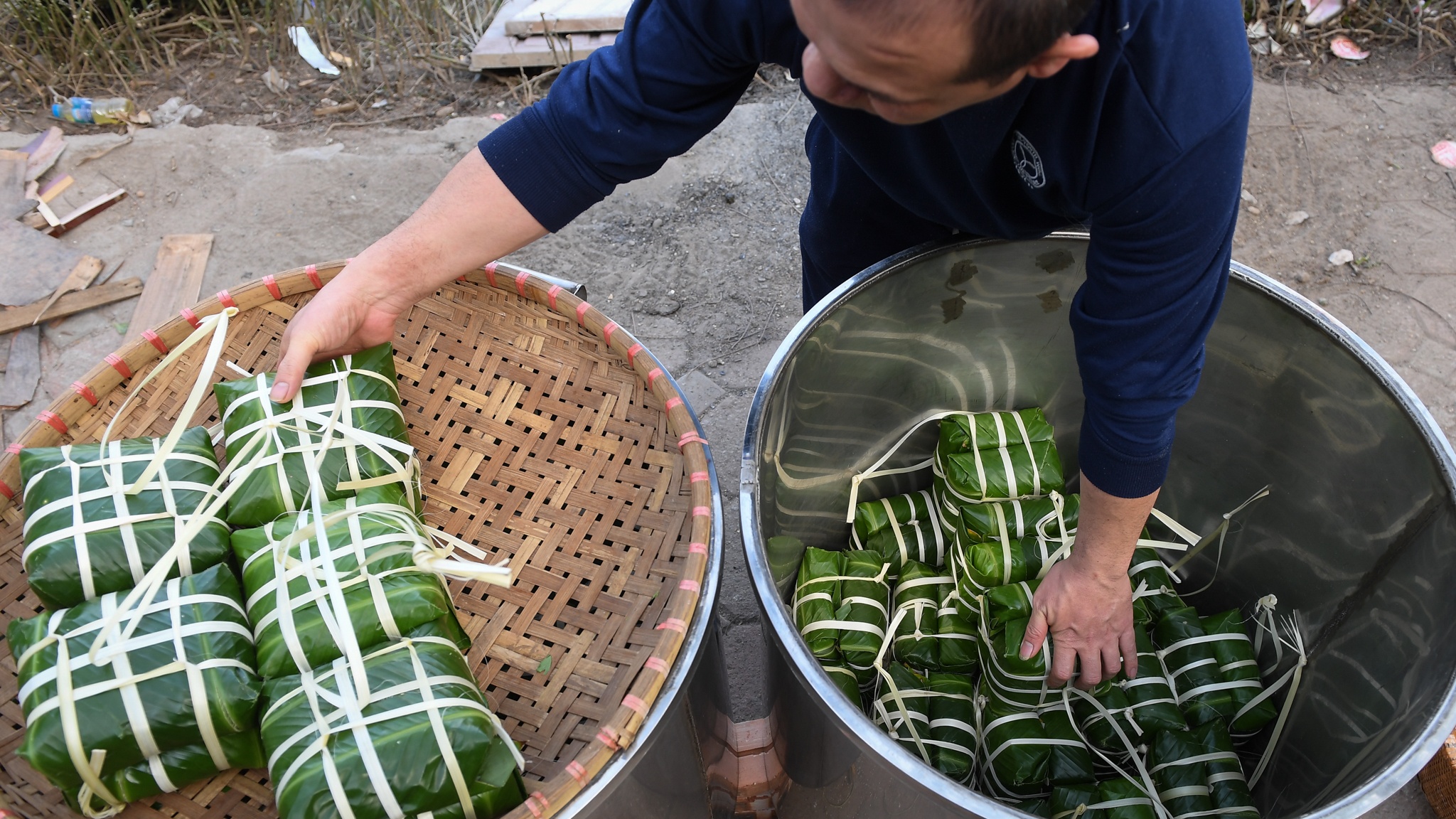 65 người gói bánh chưng ảnh 27 65 nguoi goi banh chung anh 27