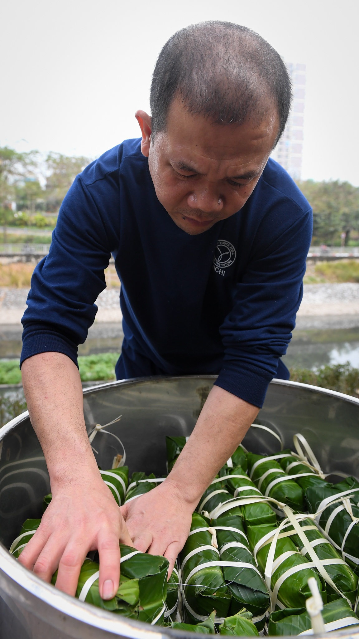 65 người gói bánh chưng ảnh 26 65 nguoi goi banh chung anh 26