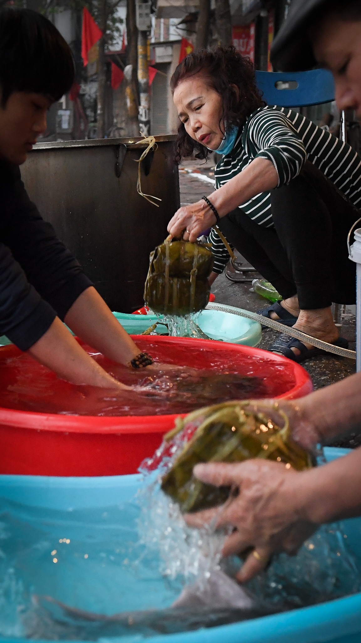 65 người gói bánh chưng ảnh 32 65 nguoi goi banh chung anh 32