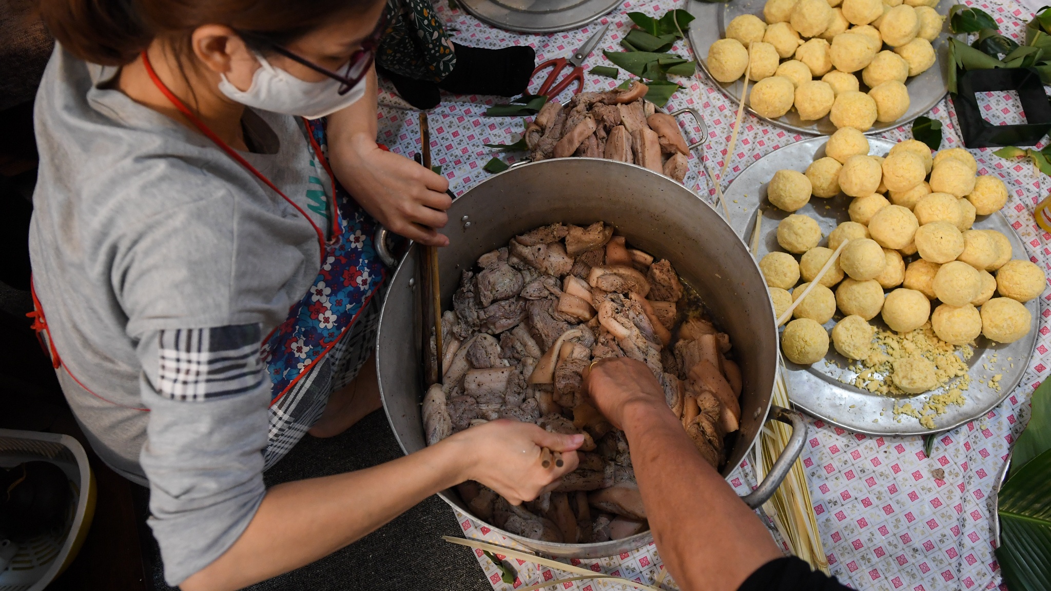 65 người gói bánh chưng ảnh 7 65 nguoi goi banh chung anh 7