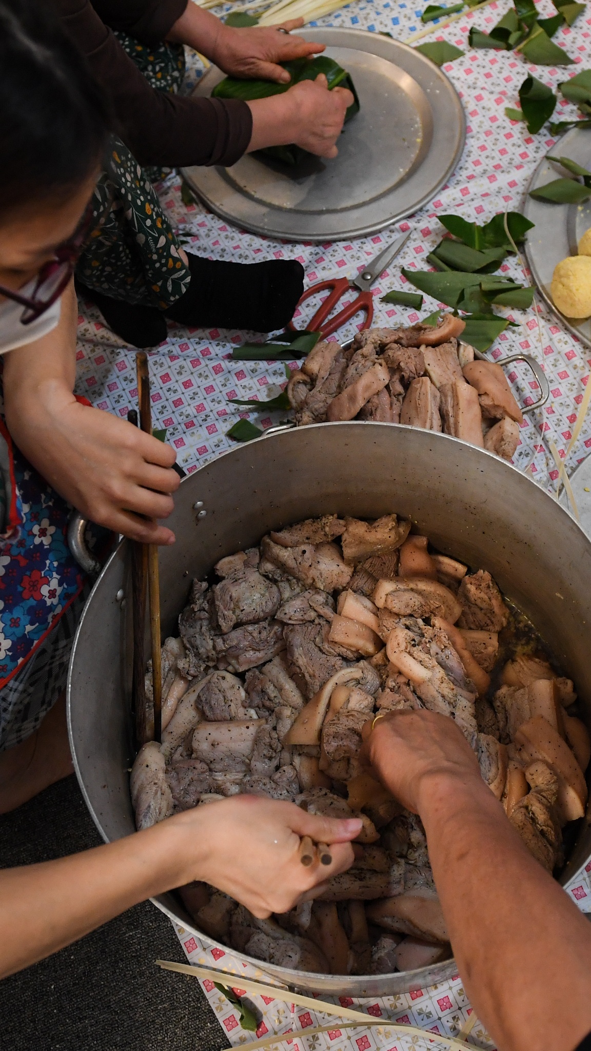 65 người gói bánh chưng ảnh 8 65 nguoi goi banh chung anh 8