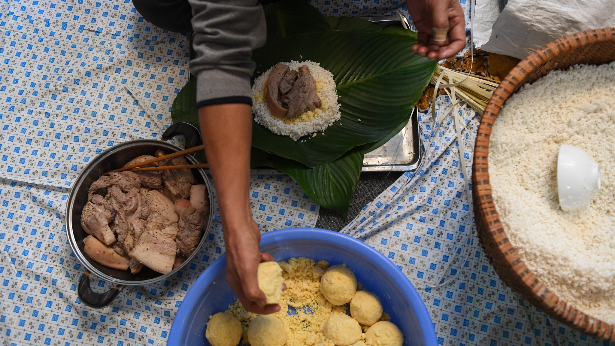 65 người gói bánh chưng ảnh 9 65 nguoi goi banh chung anh 9