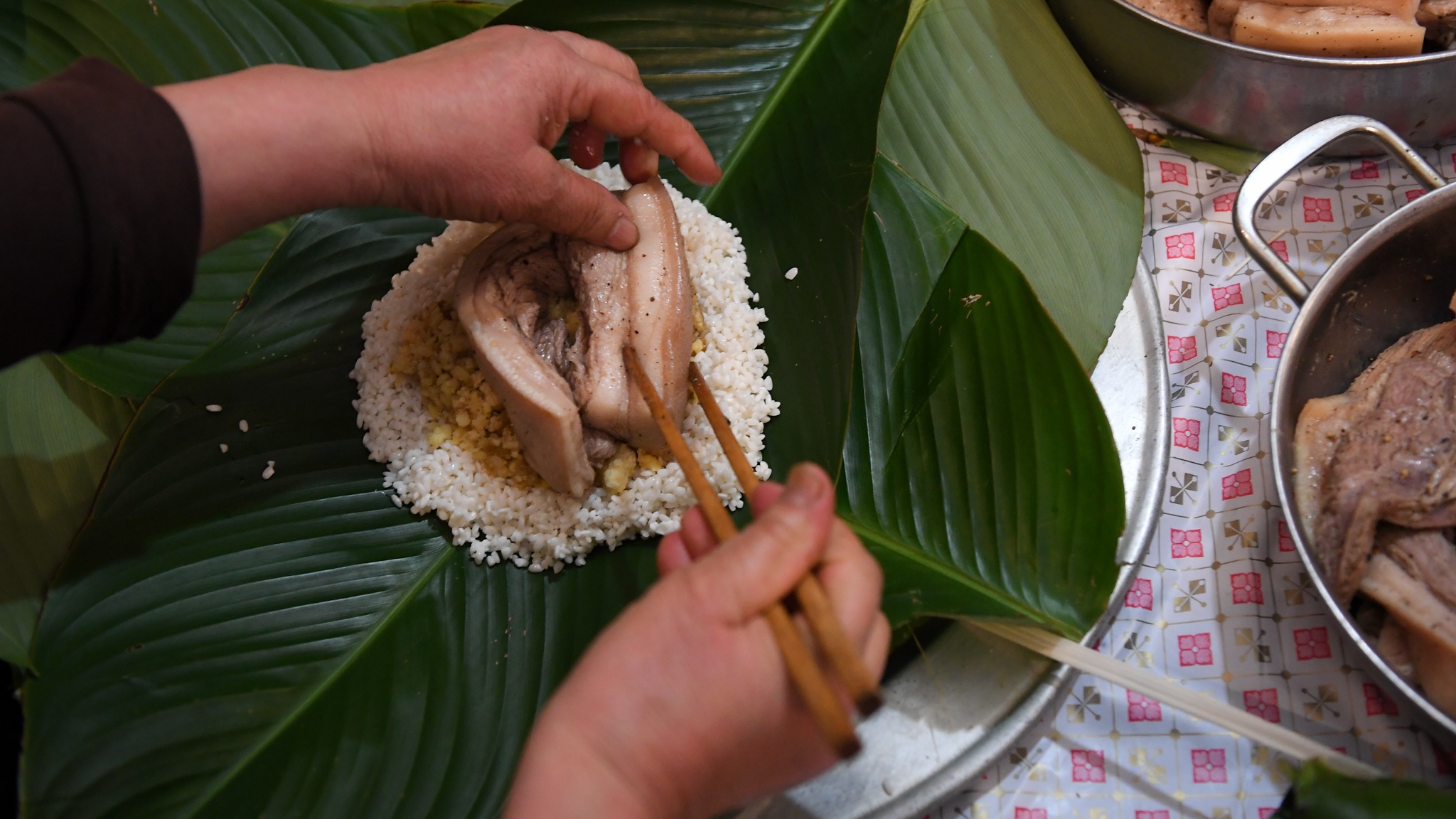 65 người gói bánh chưng ảnh 11 65 nguoi goi banh chung anh 11