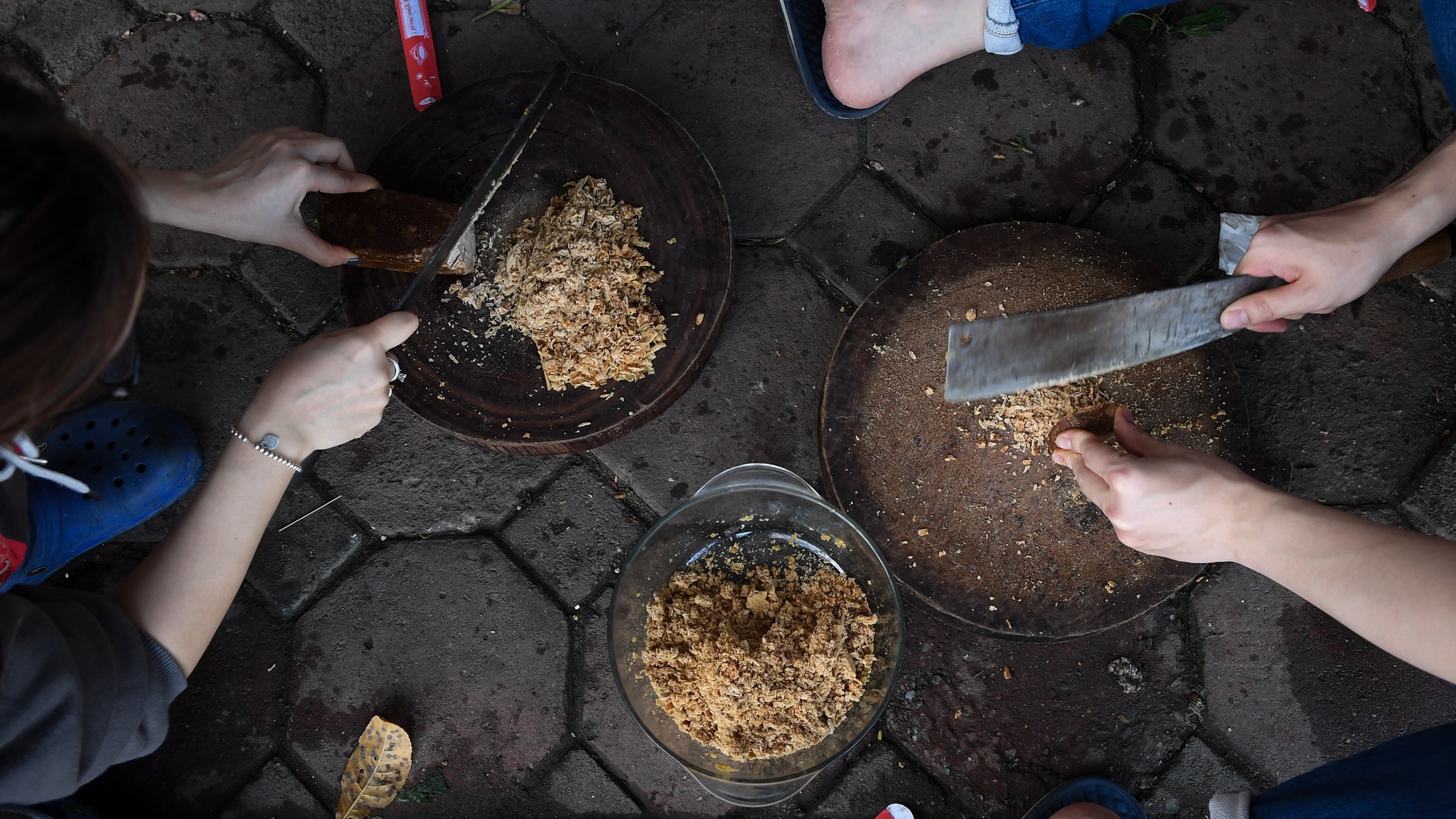 65 người gói bánh chưng ảnh 13 65 nguoi goi banh chung anh 13