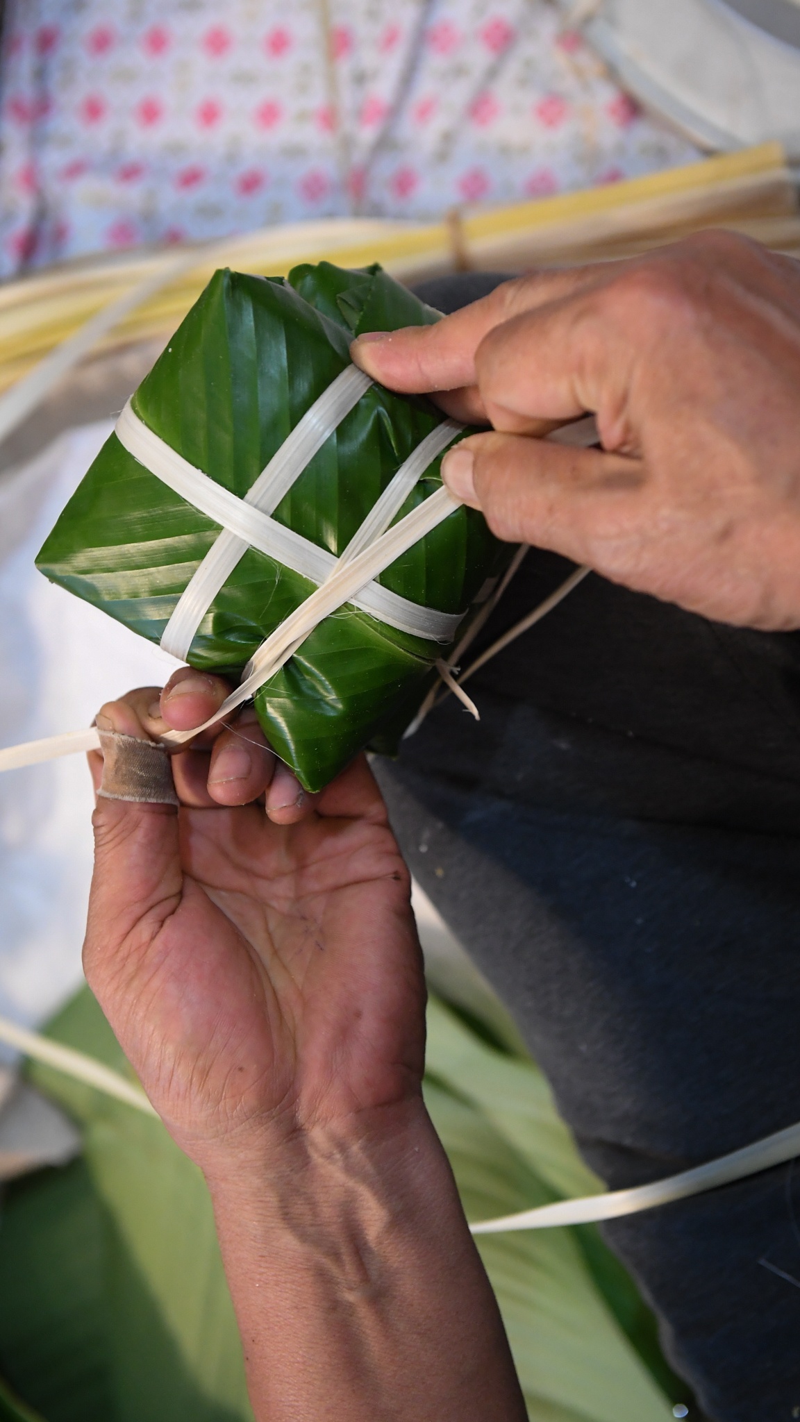 65 người gói bánh chưng ảnh 16 65 nguoi goi banh chung anh 16