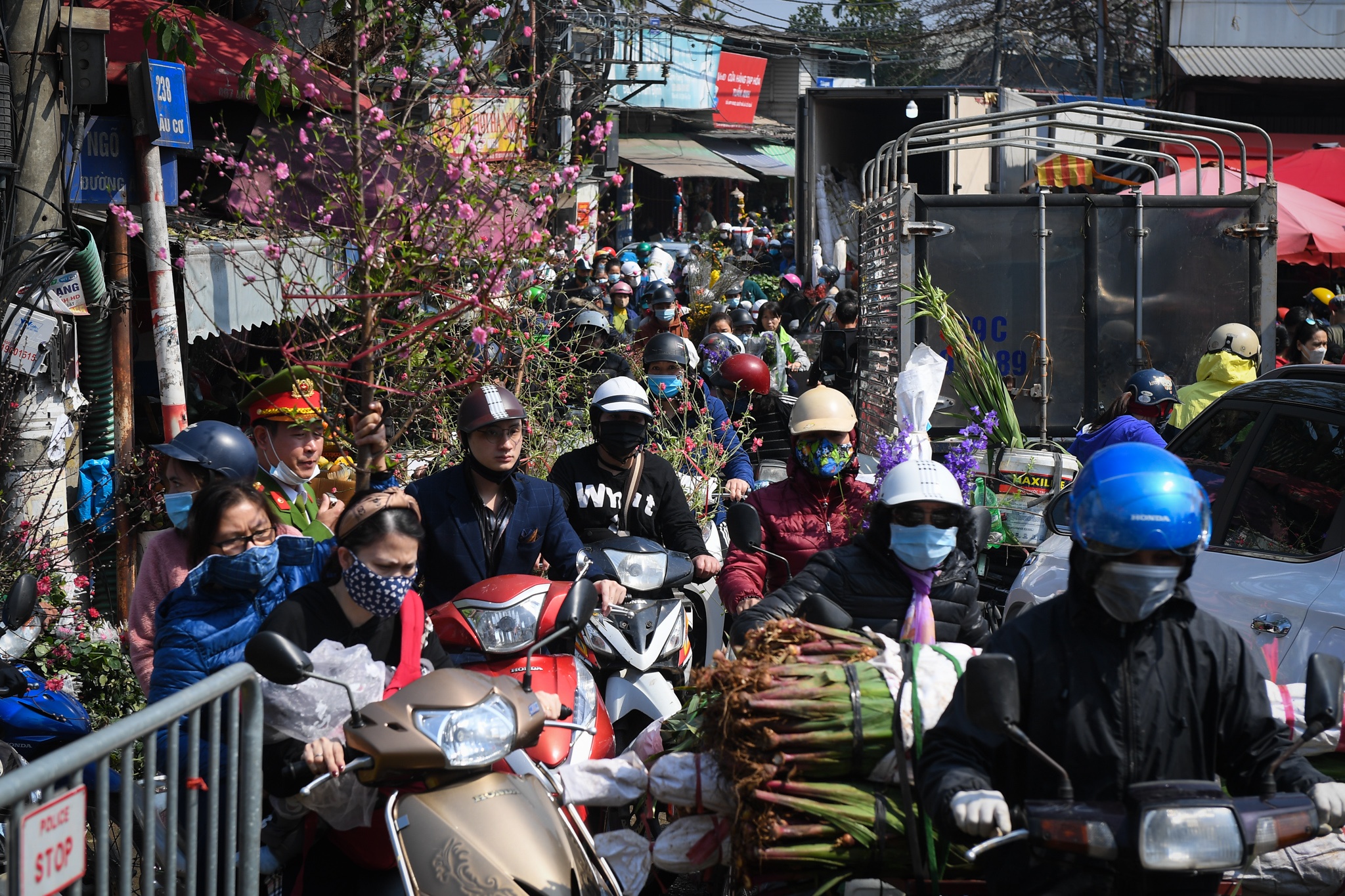 tac duong quanh cho hoa Quang Ba anh 5