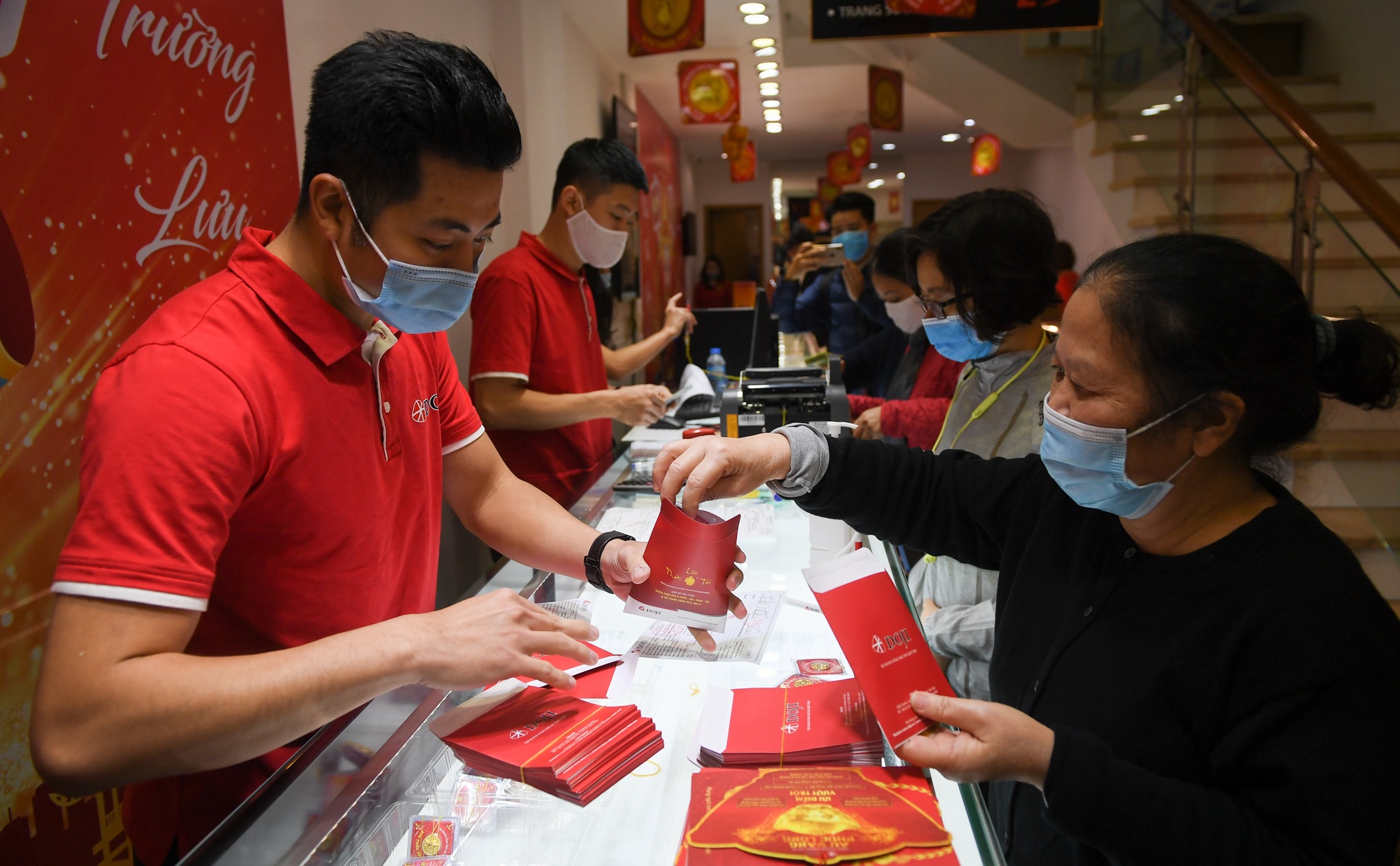 xep hang mua vang ngay via than tai anh 6