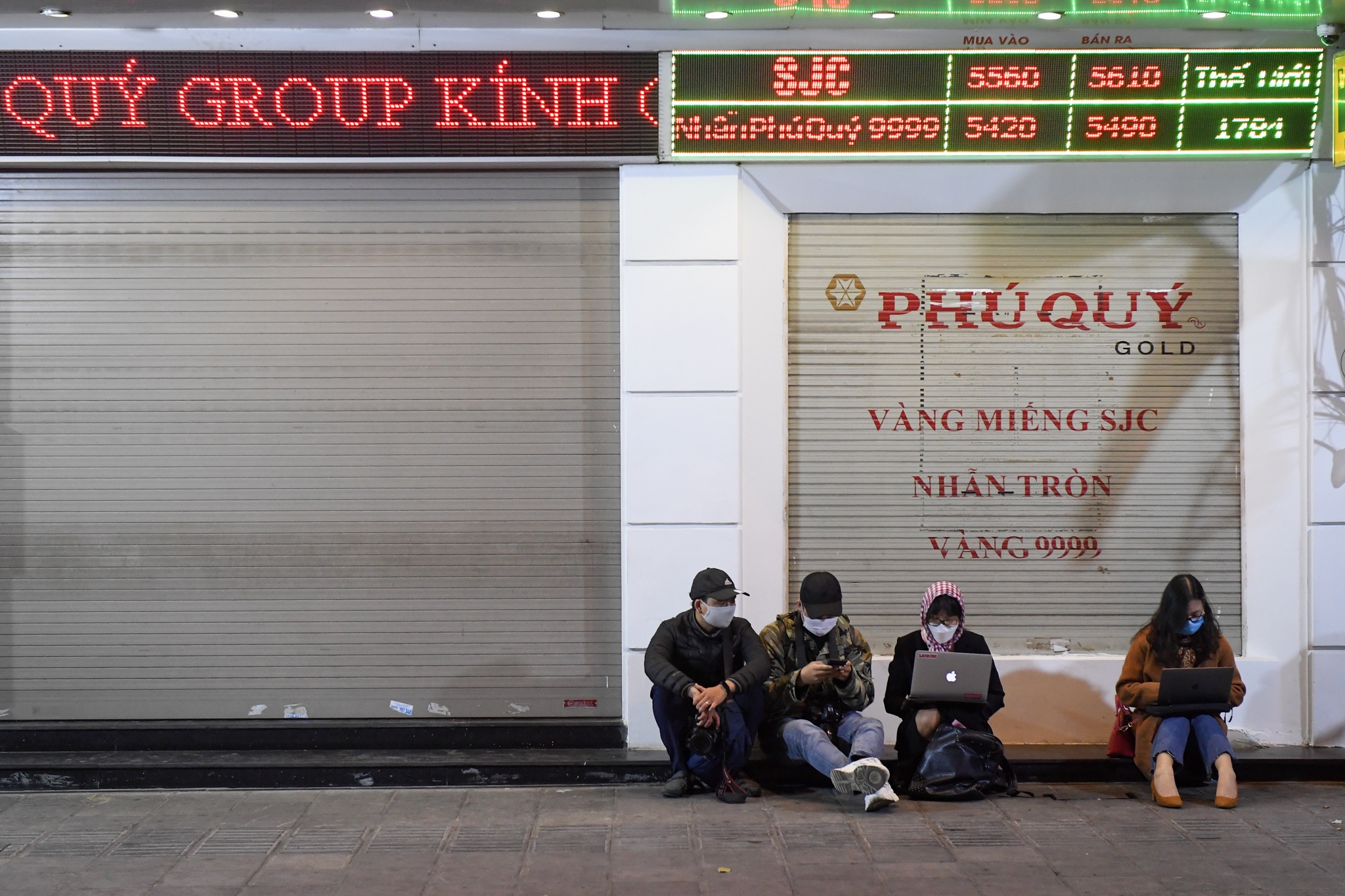 xep hang mua vang ngay via than tai anh 14