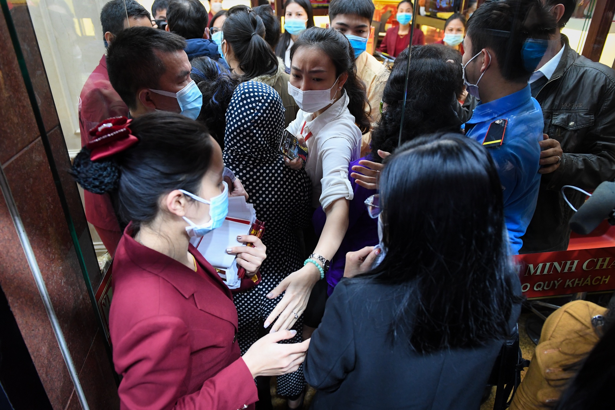 xep hang mua vang ngay via than tai anh 9