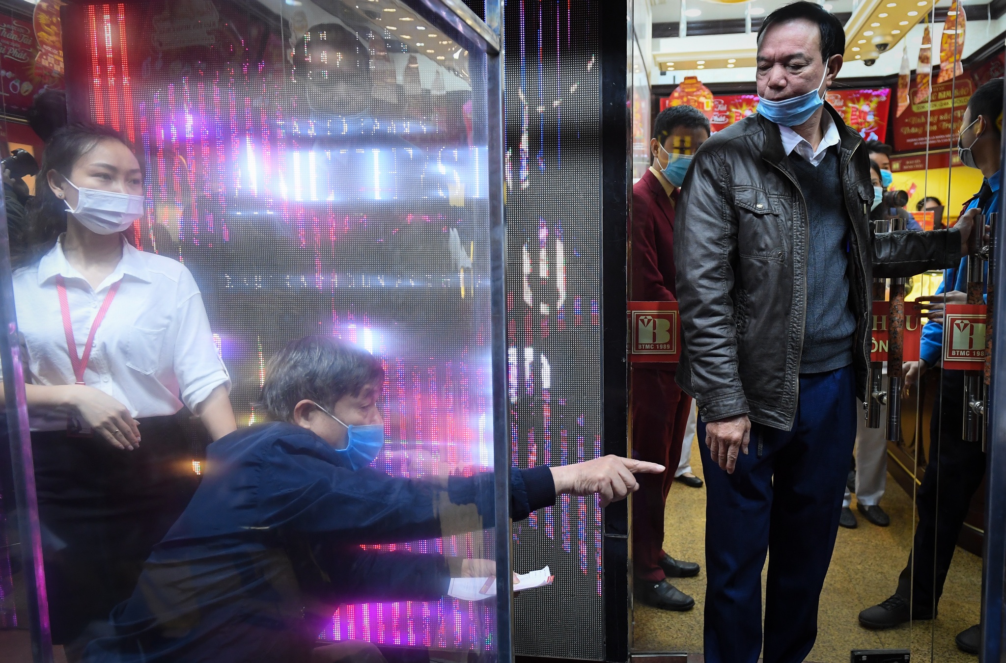 xep hang mua vang ngay via than tai anh 10