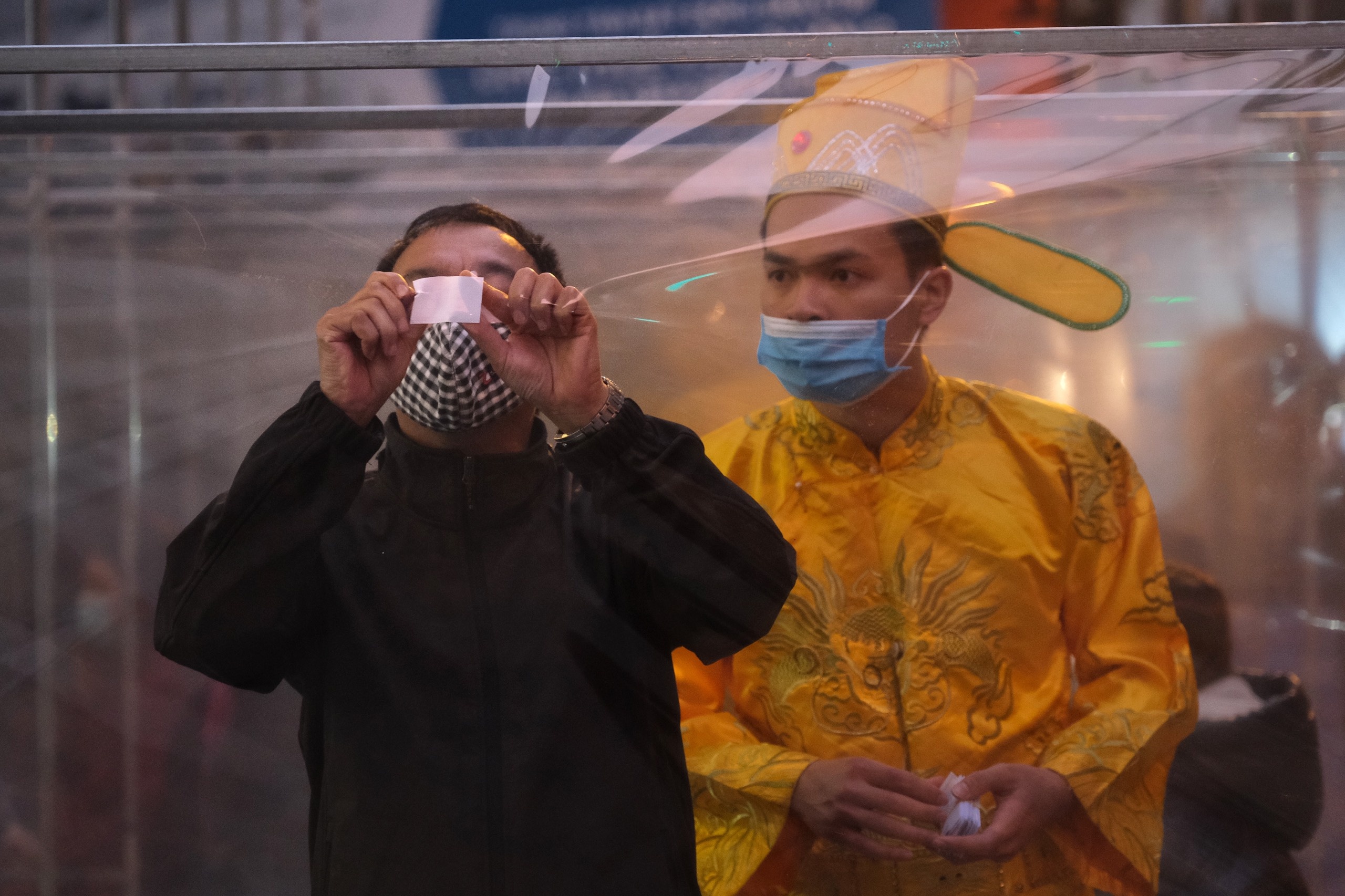 xep hang mua vang ngay via than tai anh 3