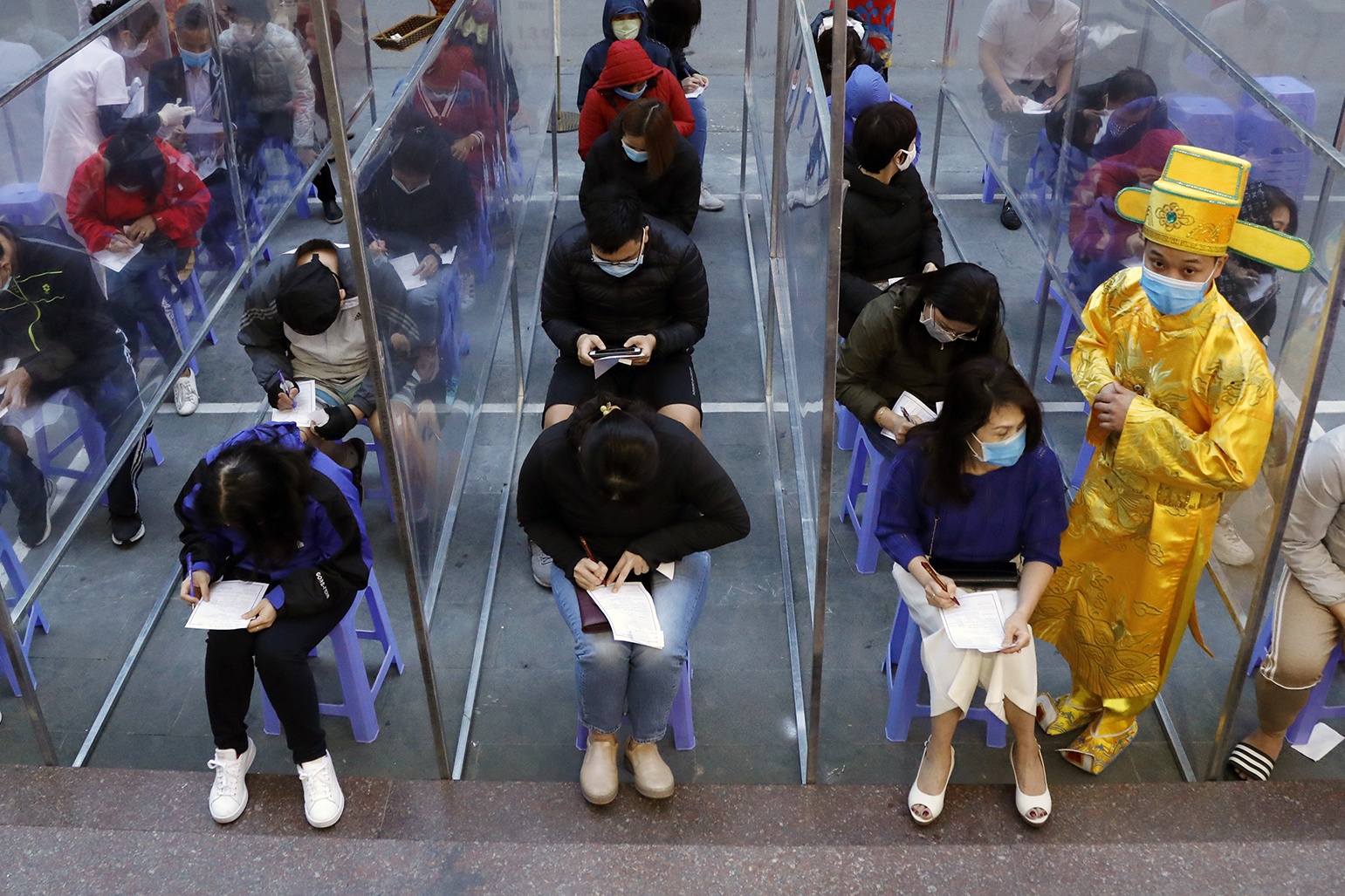 Xep hang tu 3h sang de mua vang ngay via Than Tai hinh anh