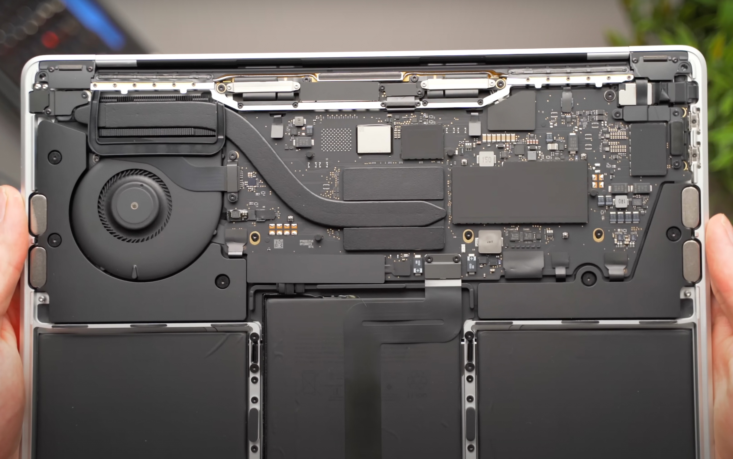 Apple cat giam hieu nang Macbook Pro anh 1