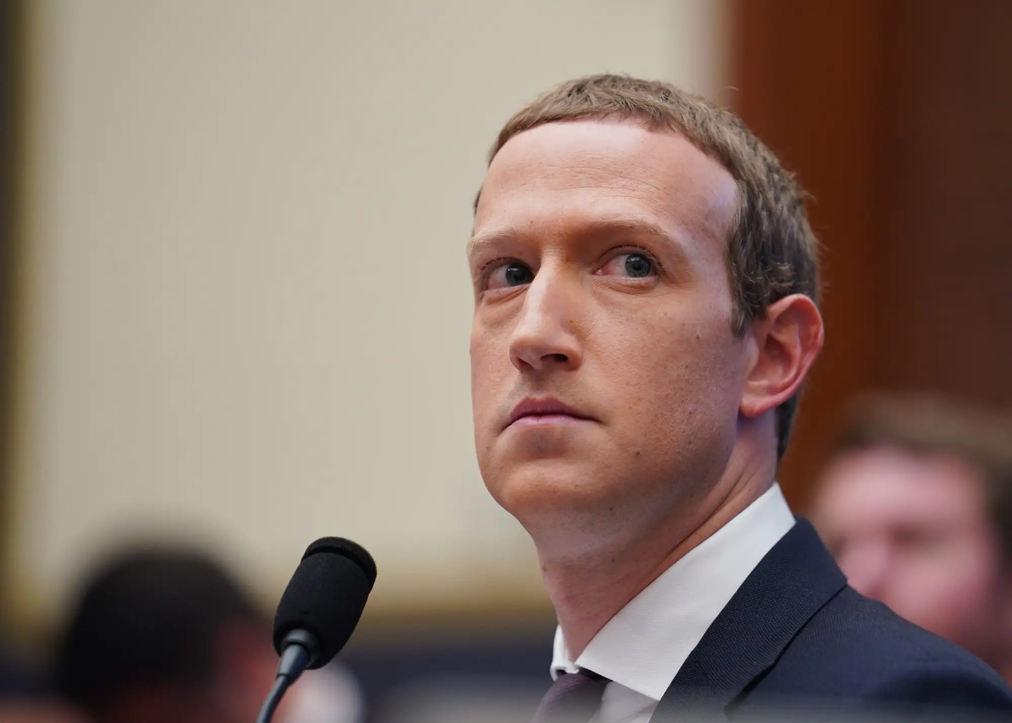 Zuckerberg thanh loc nhan su, tim cach cuu Facebook hinh anh