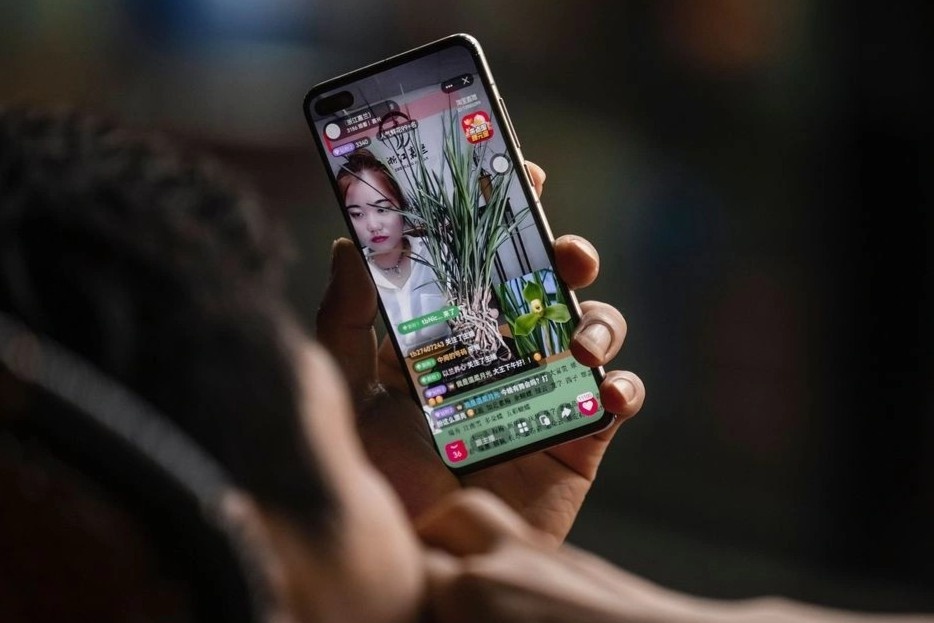 Bi cam day them, cong ty TQ chuyen sang livestream ban thuc pham hinh anh