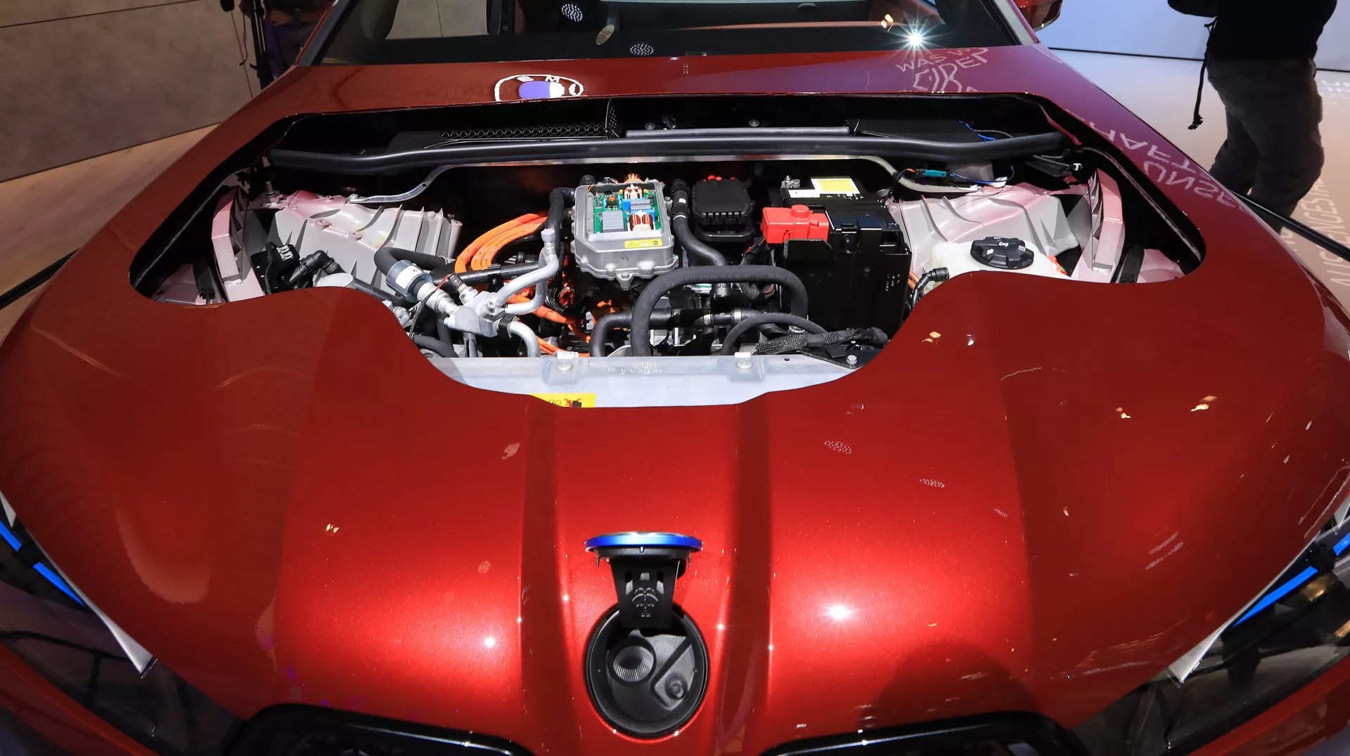 Nguoi dung BMW be khoa xe de su dung ghe suoi hinh anh