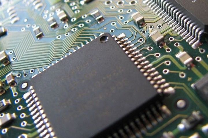 Nhung con chip gia 0,5 USD day nganh cong nghe vao the kho hinh anh