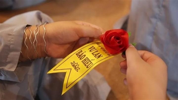 Hieu ve nghi thuc bong hong cai ao mua Vu Lan bao hieu hinh anh