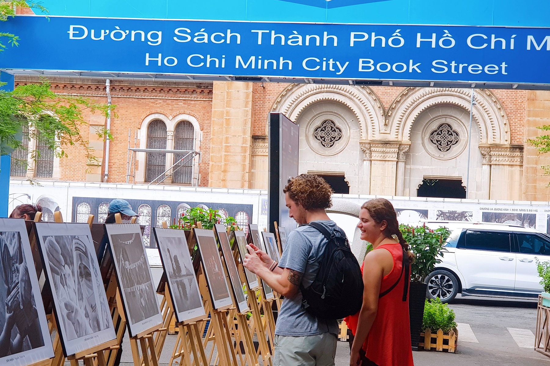 Trien lam anh ve dai dich Covid-19 thu hut du khach quoc te hinh anh