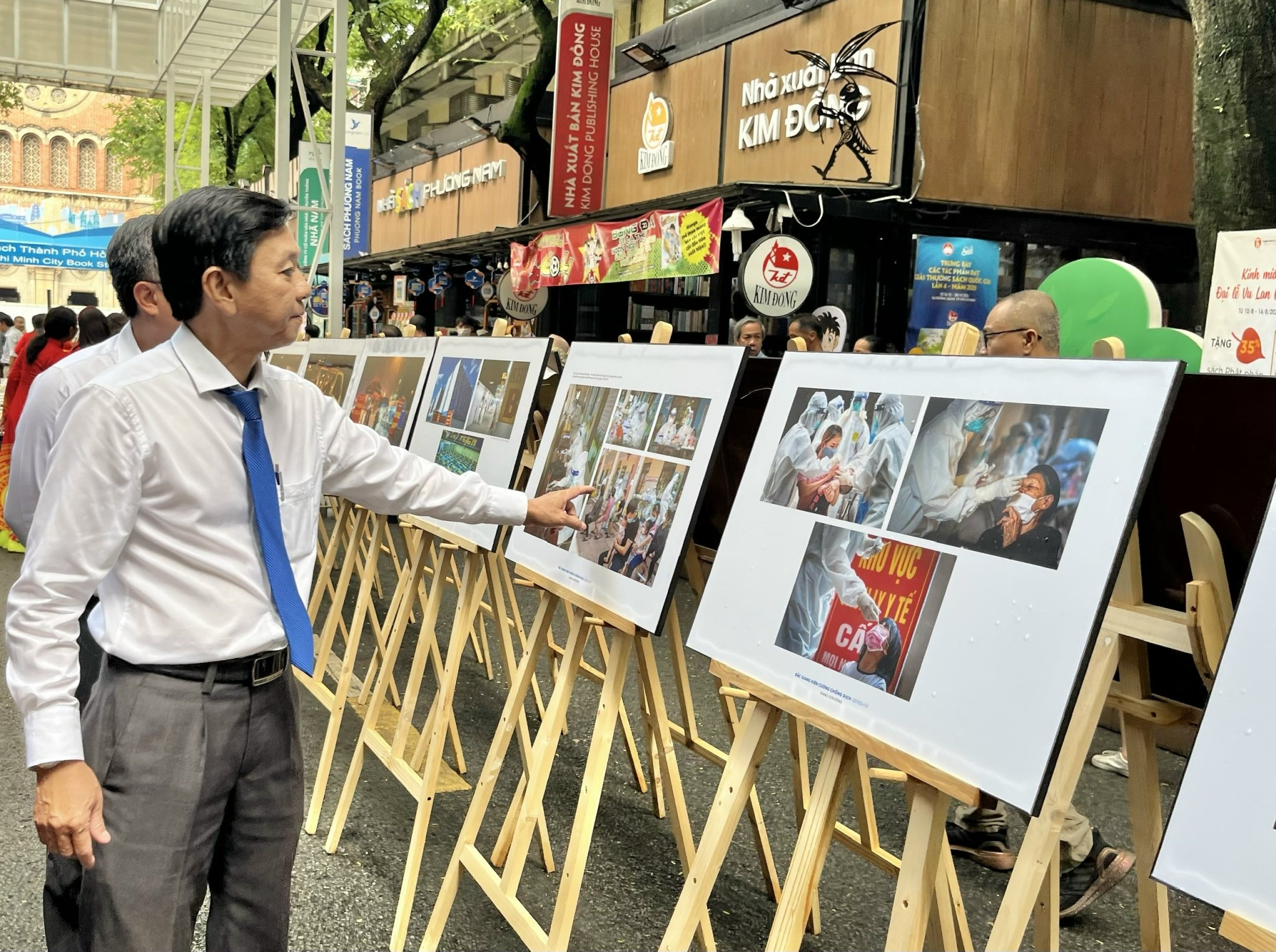 Trien lam anh chong dich anh 1